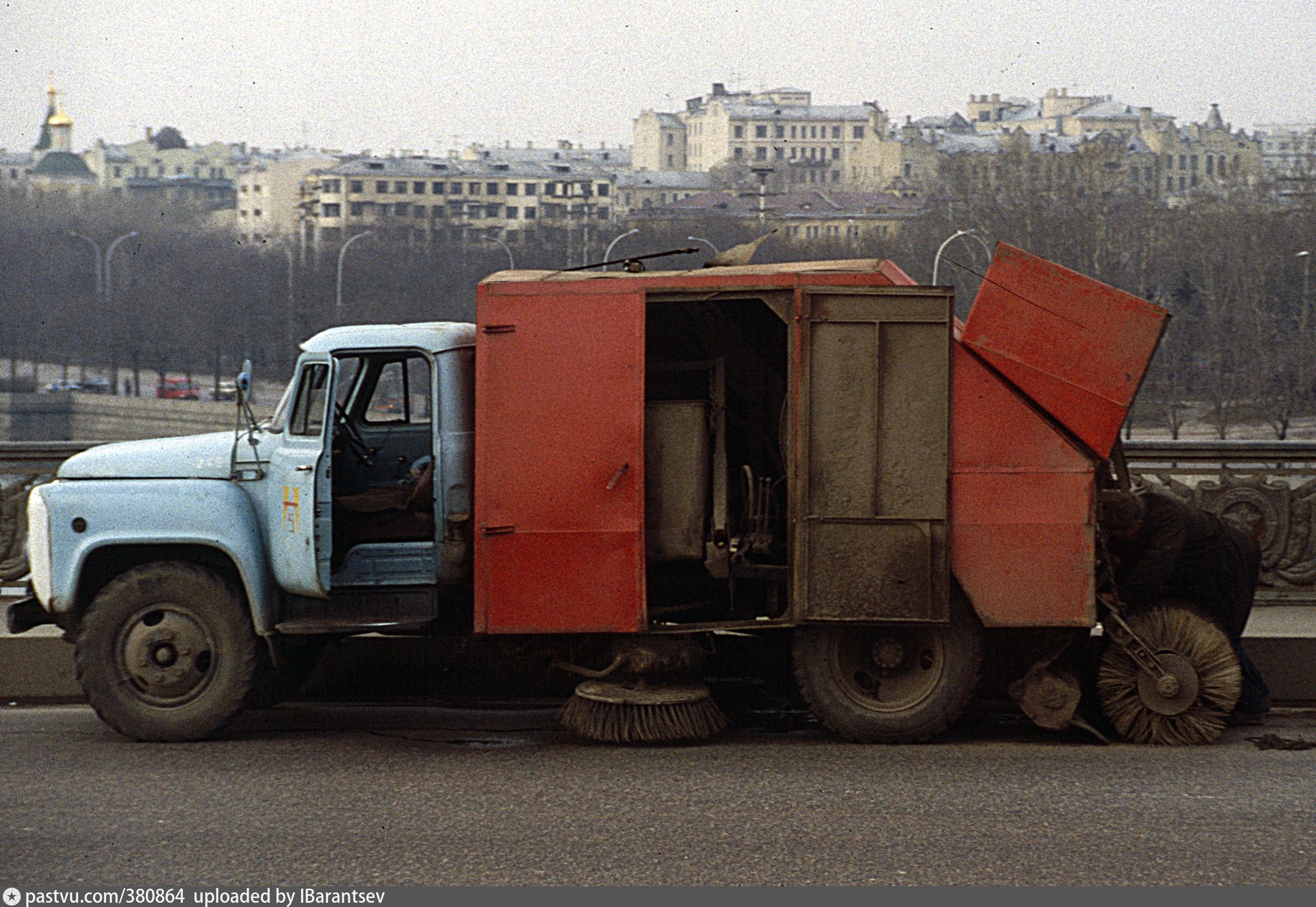 Большой Каменный мост. Подметальная машина ПУ-53 на шасси ГАЗ 53А - Retro  photos