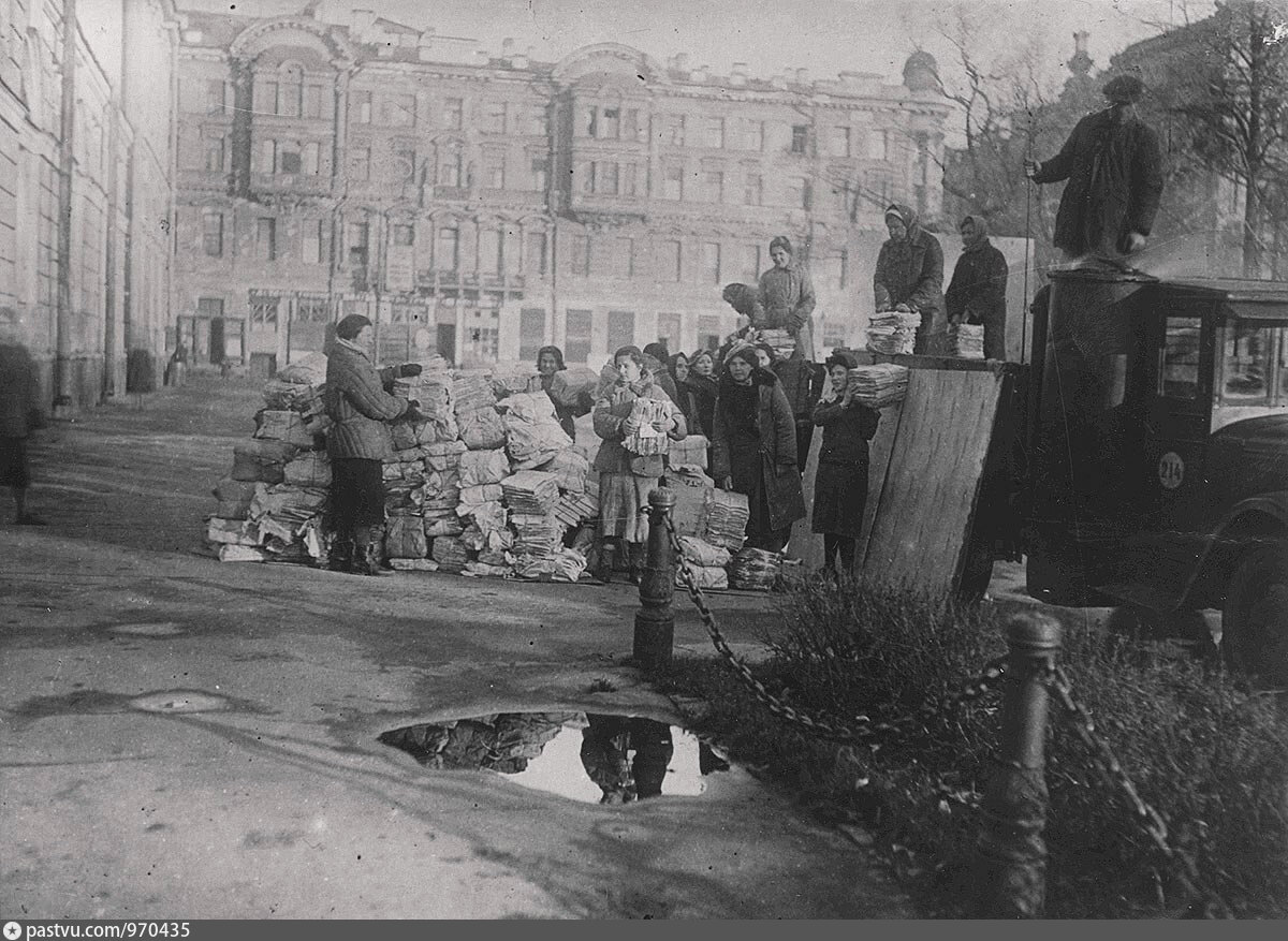 Многие в ленинграде. Библиотеки в блокадном Ленинграде. Библиотеки в годы блокады Ленинграда. Блокадный Ленинград 1943. Ленинград 1941 библиотеки.