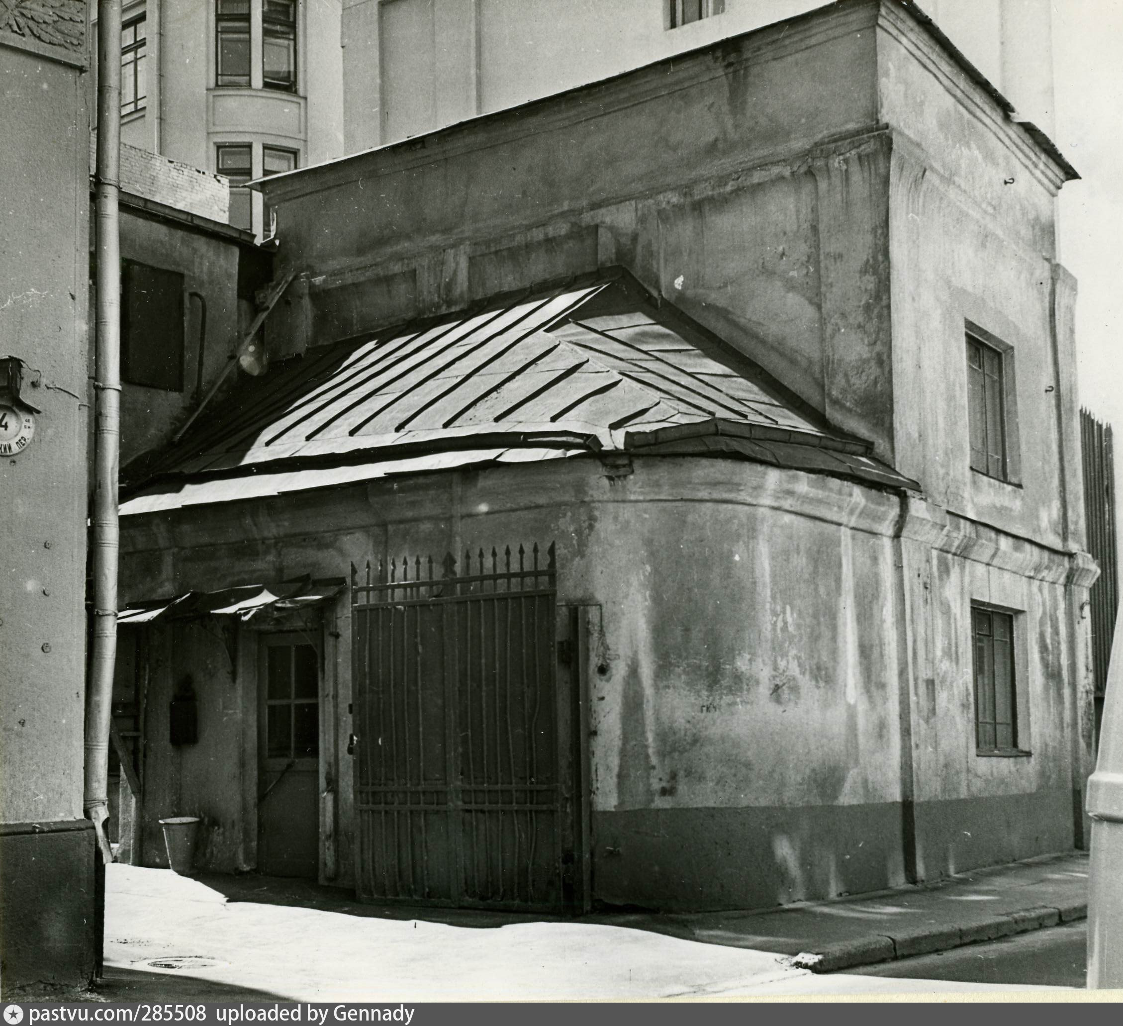 2 ой переулок. Москва Милютинский переулок 1970 год. Старопанский переулок история. Храм Косьмы и Дамиана в Старопанском переулке. Кривые переулки в Москве.