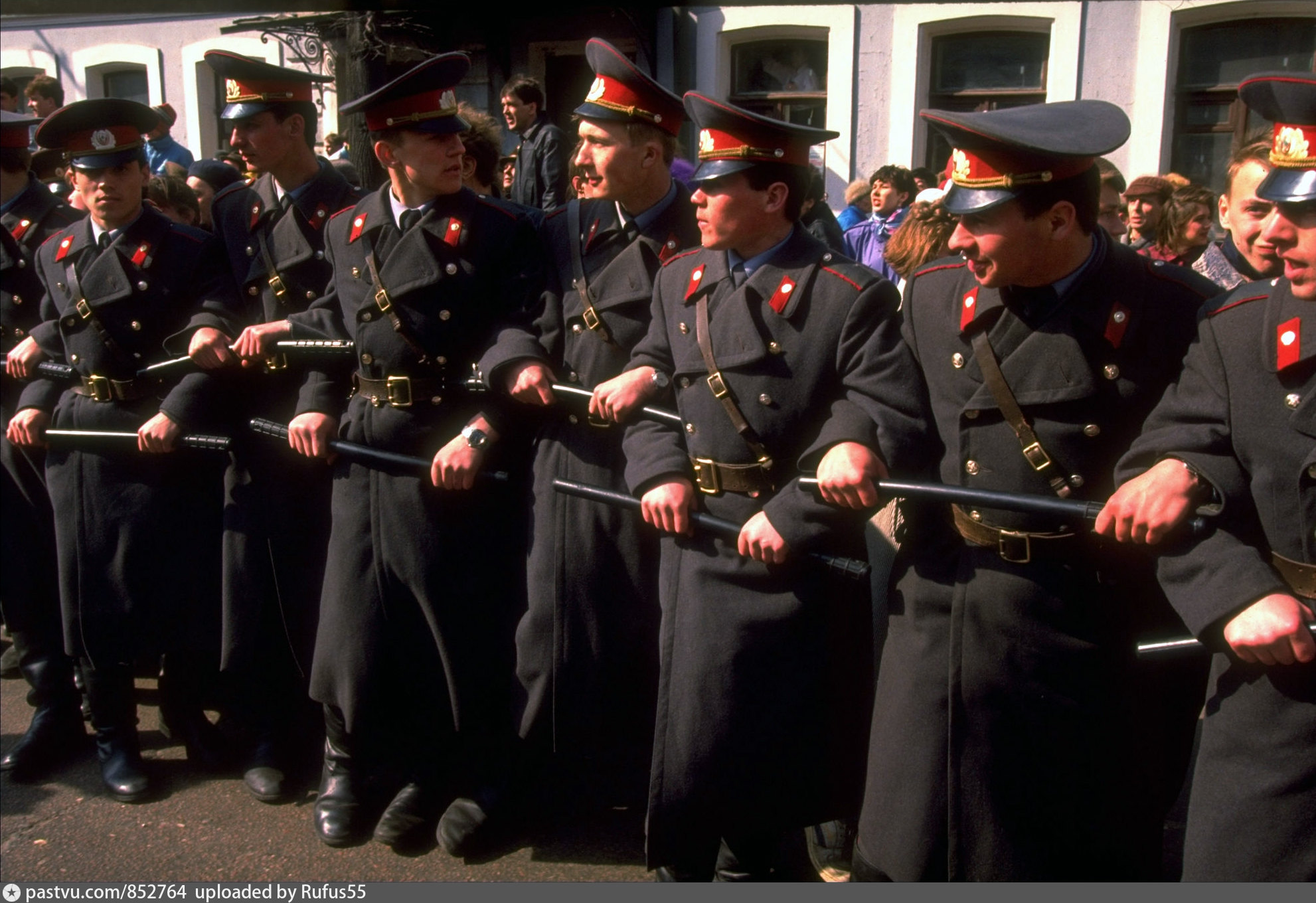 Полиция военного времени. Форма полиции 1993. Милиция СССР 1990 год. Форма советского милиционера. Советская форма полиции.