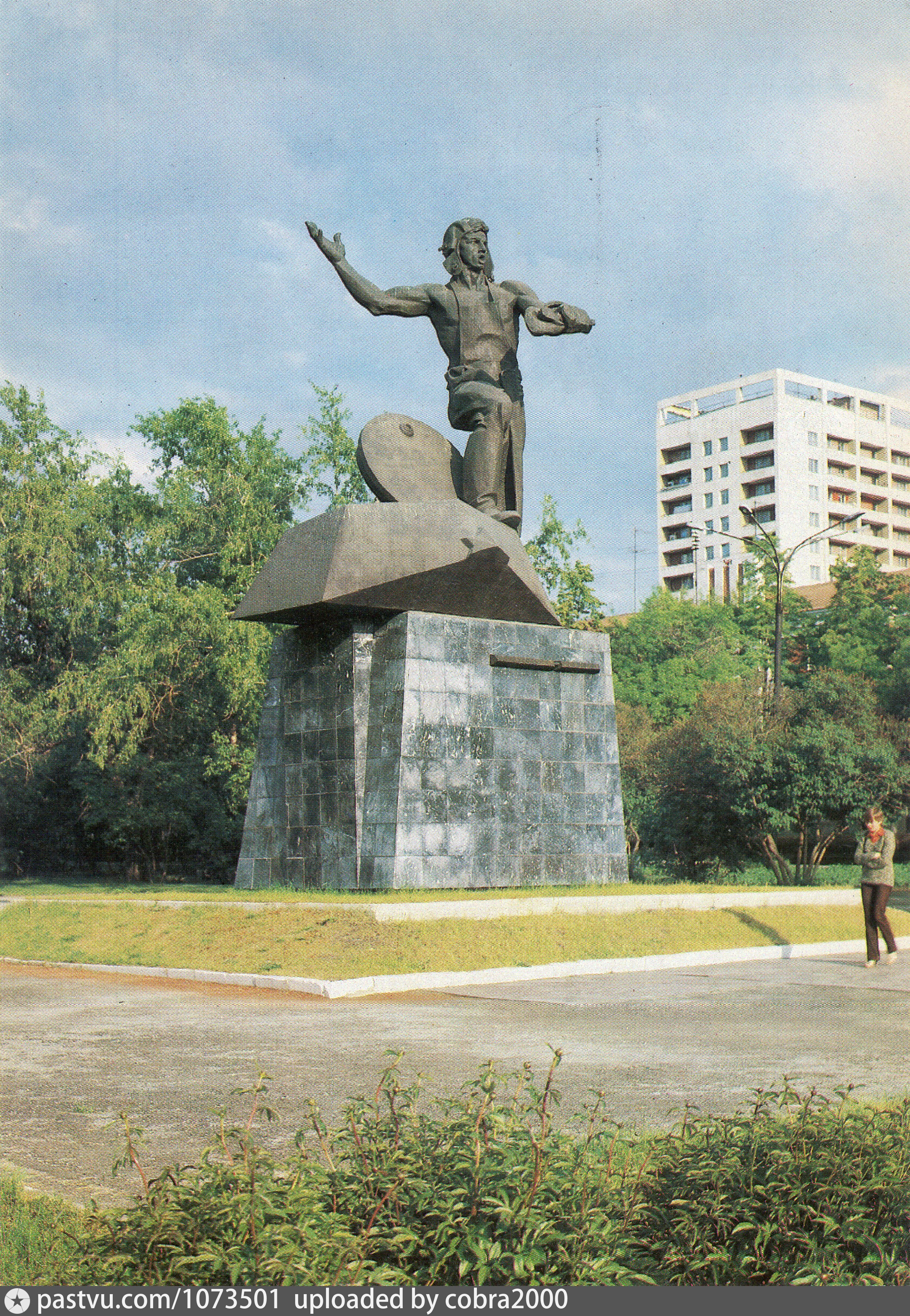 Прошлое памятник. Памятник танкисту в Челябинске. Памятник добровольцам Челябинск. Памятник добровольцам-танкистам. Памятник добровольцам-танкистам памятники Челябинска.