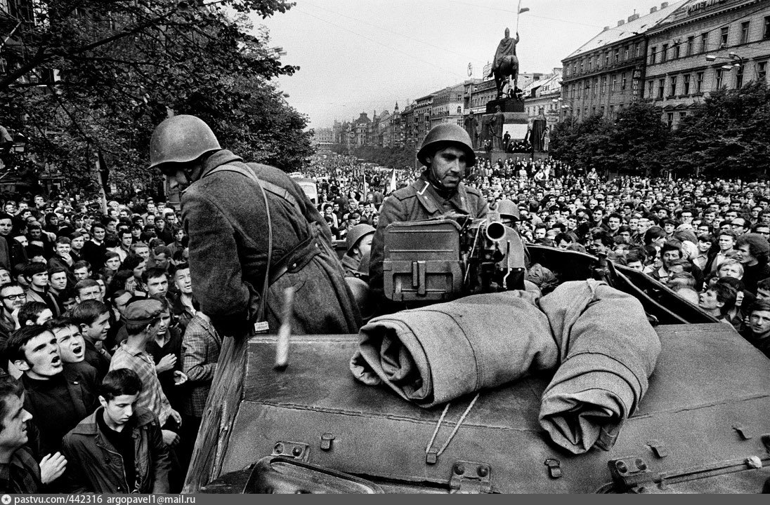 Чехословакия албания венгрия. Советские войска в Праге Чехословакия 1968. Прага август 1968. Советские солдаты в Праге 1968. Операция Дунай 1968.