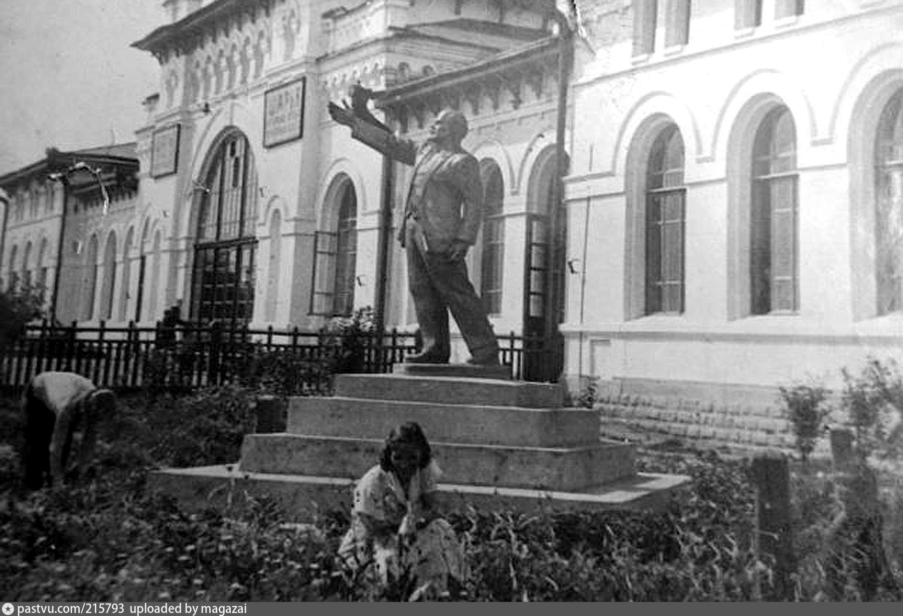 Буй октябрьской революции. Шарья памятник Ленину. Шарья Костромская область до революции. Старый вокзал Кострома. Станция Шарья 1906 года.