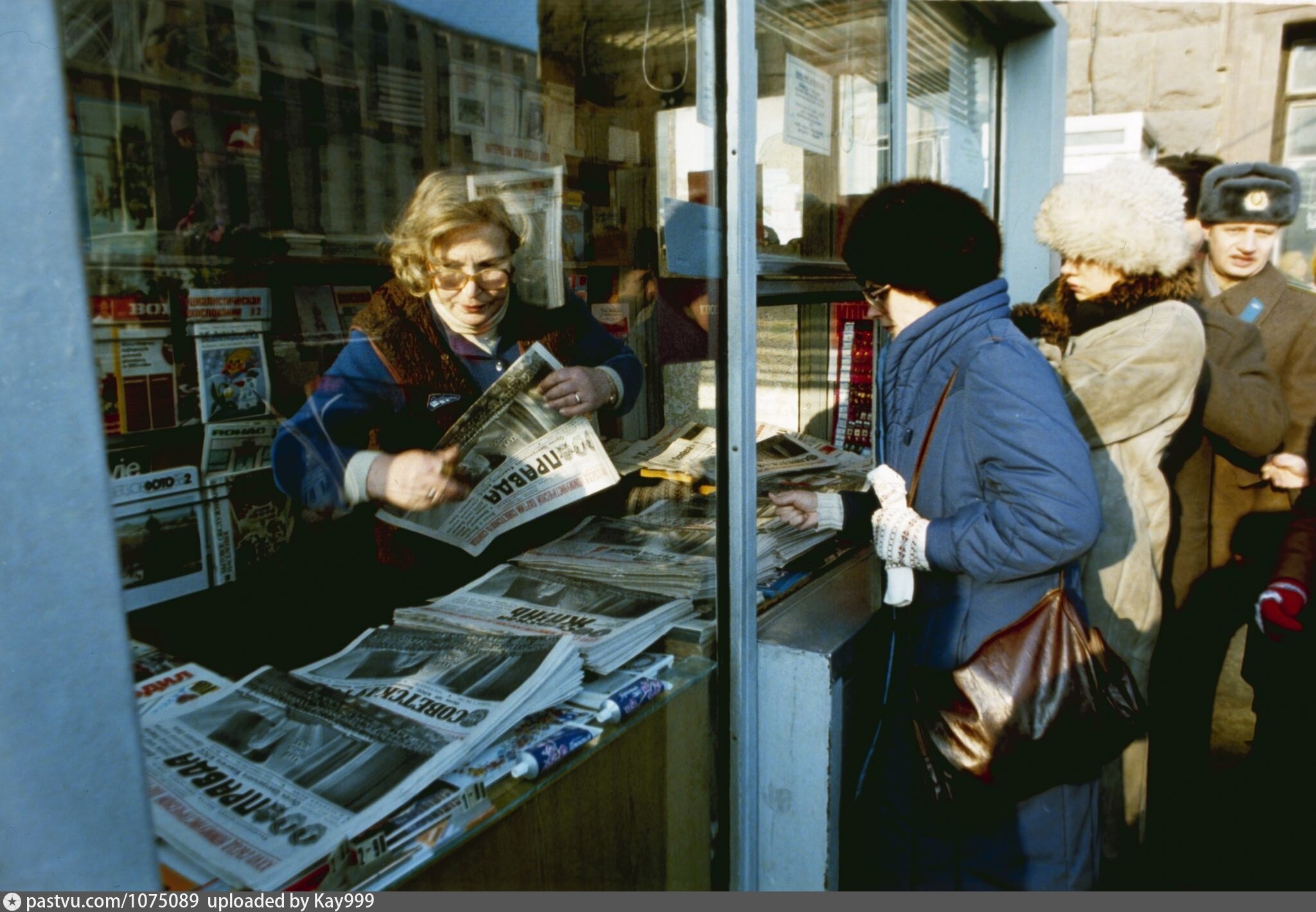 1986 год ссср. Очередь в Газетный киоск СССР. Киоск Союзпечать очередь СССР. Газетный киоск в СССР Союзпечать. Советский ларек Союзпечать.