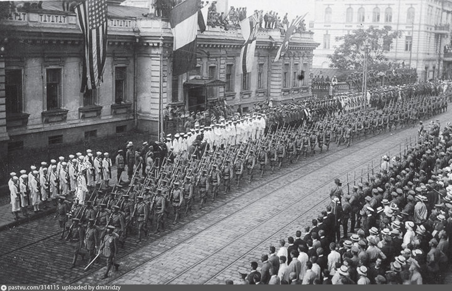 Американцы во владивостоке. Владивосток парад интервентов 1918. Японские интервенты Владивосток 1918. Интервенция во Владивостоке 1917. Интервенты во Владивостоке 1919.