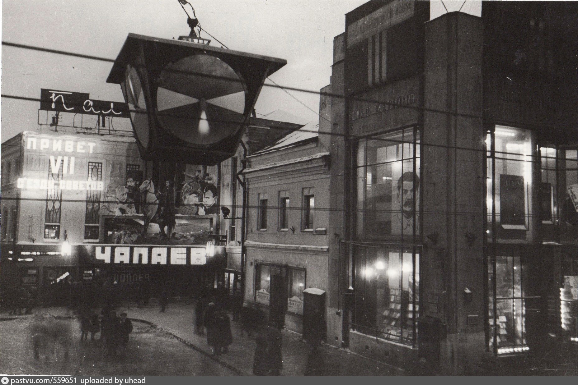 Первый светофор. Первый светофор в Москве 1929. 1930 - Первый в Москве светофор. Первый светофор в СССР. Первый светофор в Петербурге в 1930.