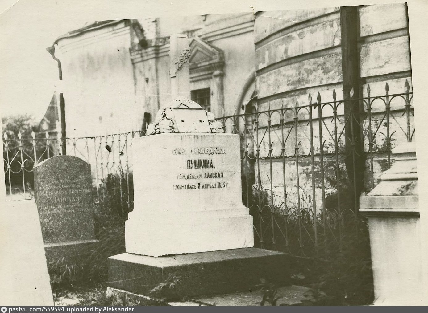 Старинное кладбище у храма в Яхроме