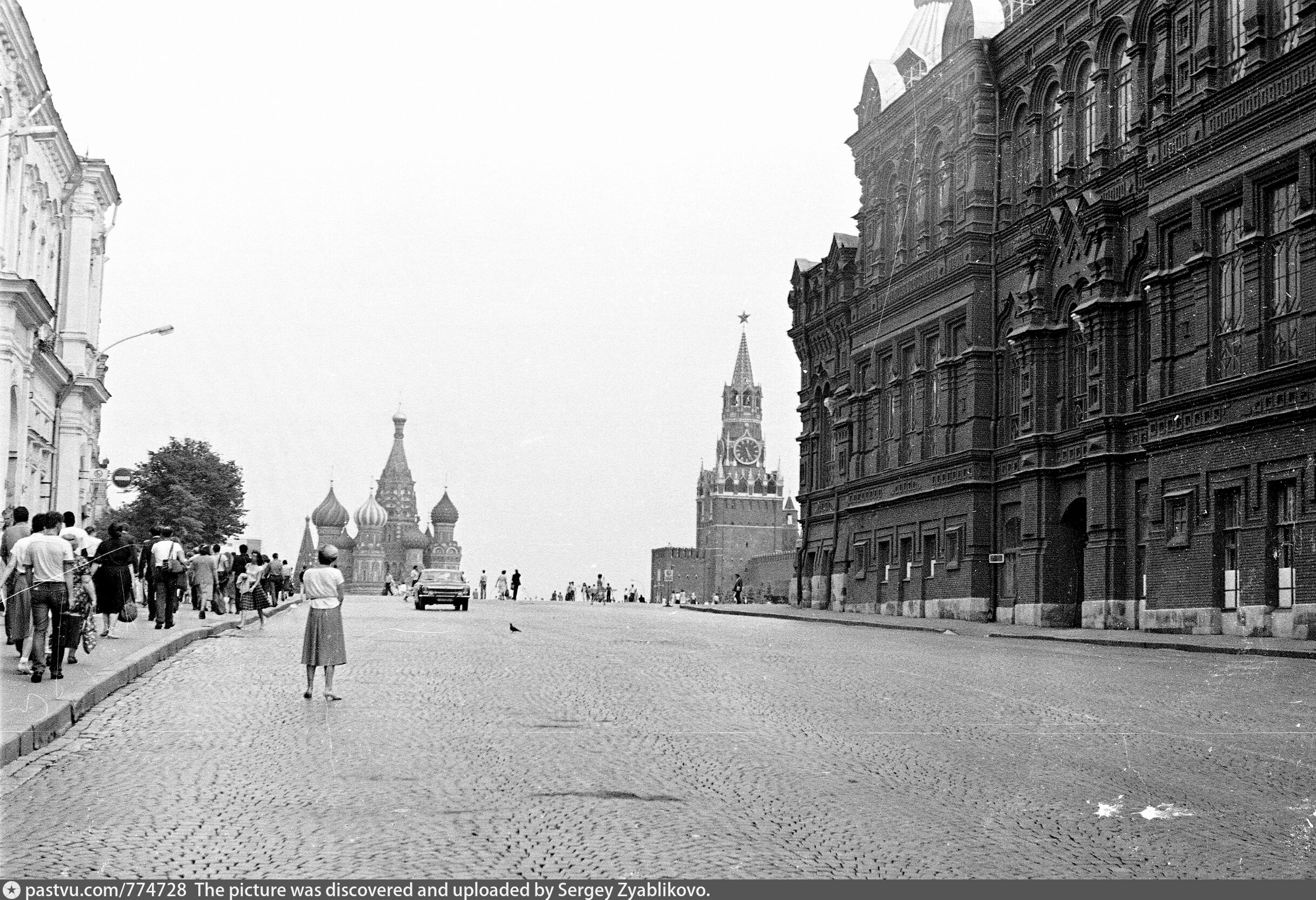 Уходящая москва. Серая площадь. Москва в серых тонах. Пустая серая Москва. Серая Москва фото.