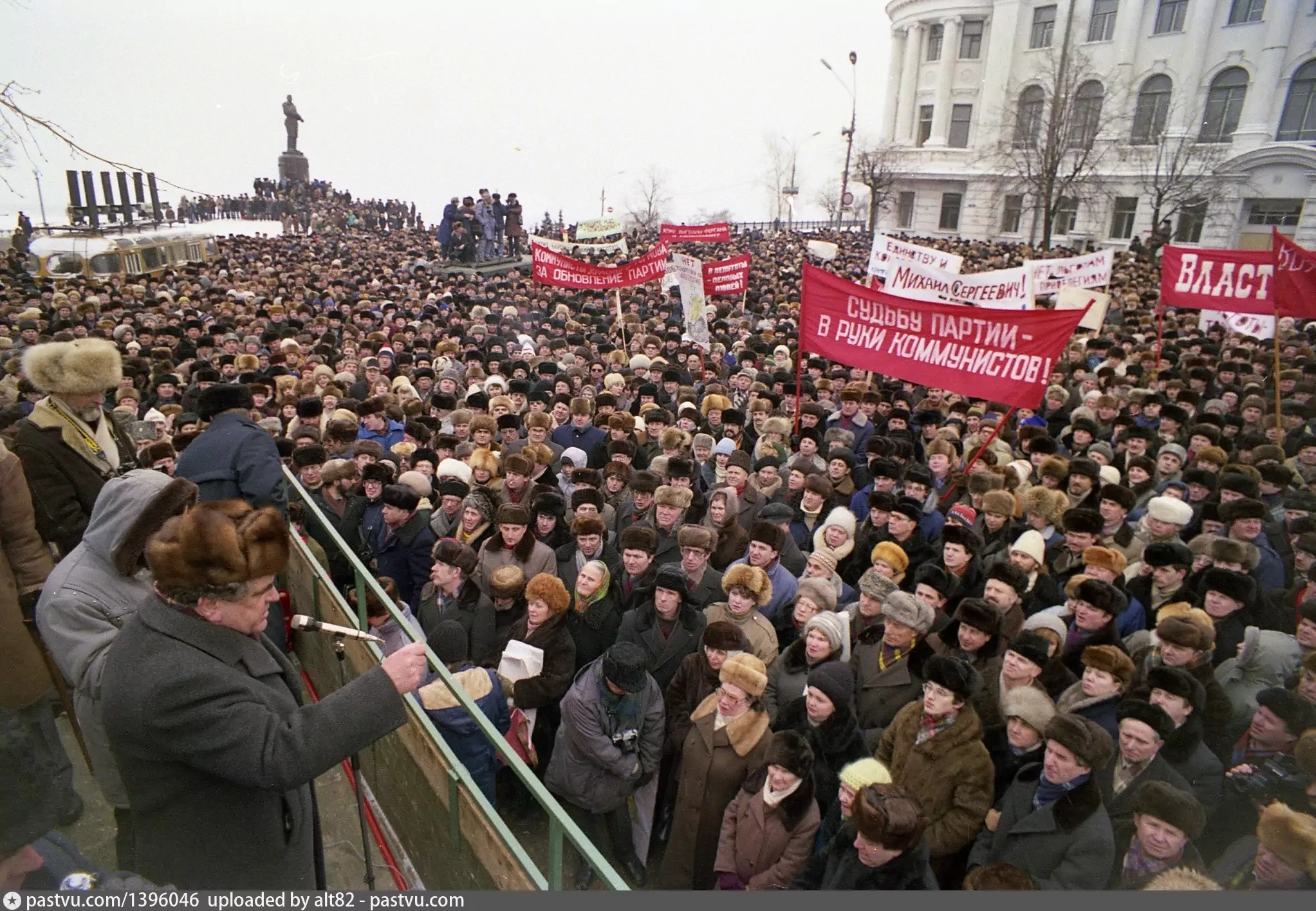 Мобилизация демонстрации. Ельцин митинг 1991. Москва 1991 митинг за Ельцина. Митинг на Манежной 1991. Митинг за Ельцина 1993.