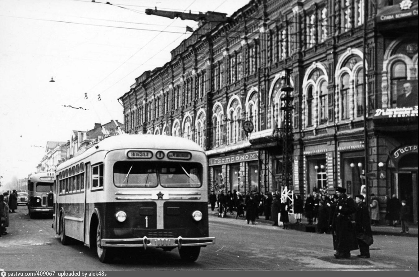 1952 год фото. Первый Саратовский троллейбус. Московский троллейбус 1960. Саратовский трамвай на улице Ленина. МТБ 82д номер 10 Саратов.