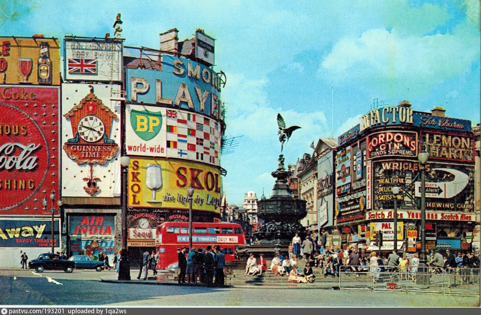 Реклама лондона. Лондон 1965. Улица Пикадилли в Лондоне 20 век. Площадь Пикадилли в Лондоне. Реклама Англия 20 век.