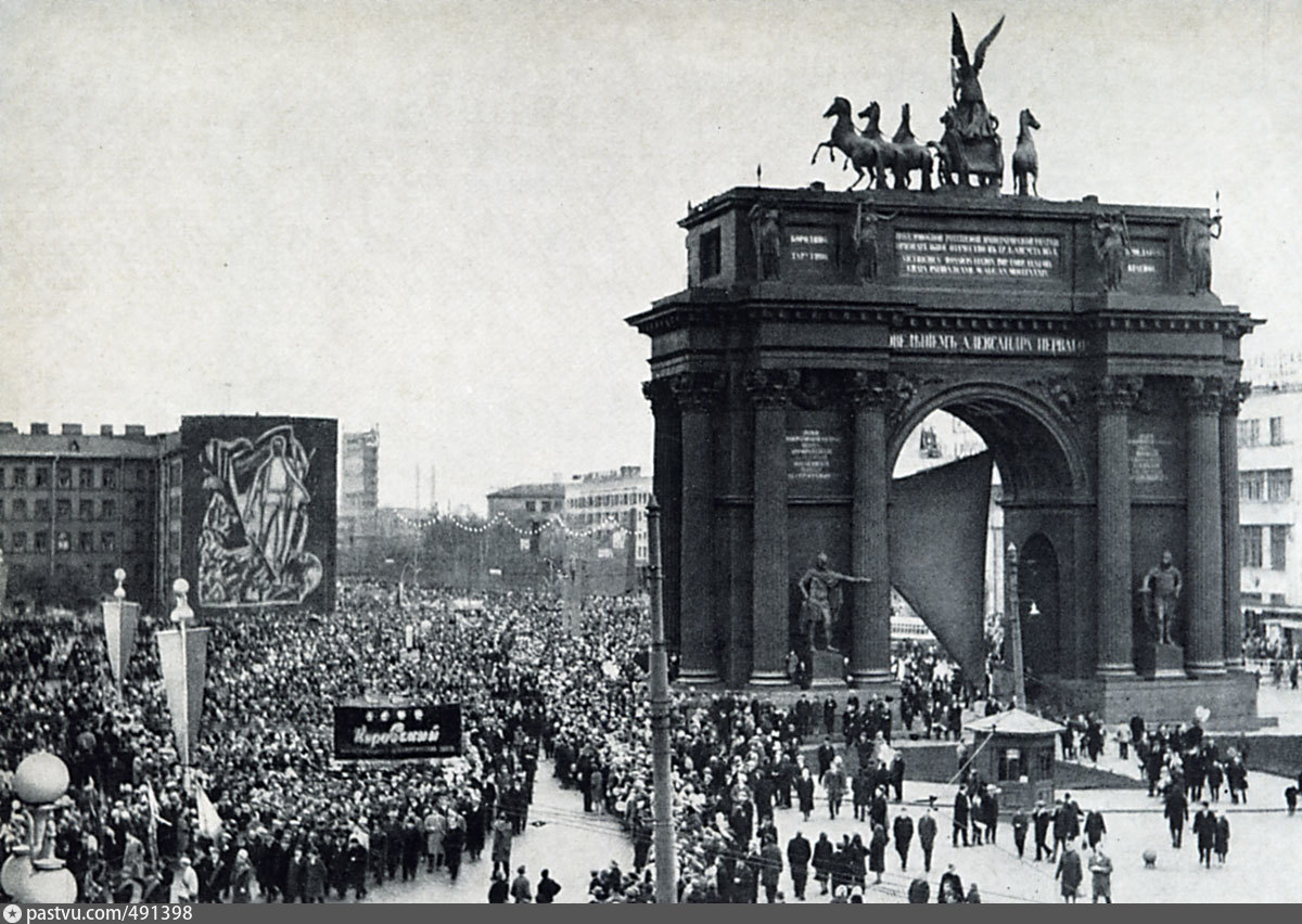 7 ноября петербург. Нарвские ворота 1905. Ленинград Нарвские ворота. Нарвские триумфальные ворота Санкт-Петербург 1917. Нарвские триумфальные ворота Ленинград 1944.