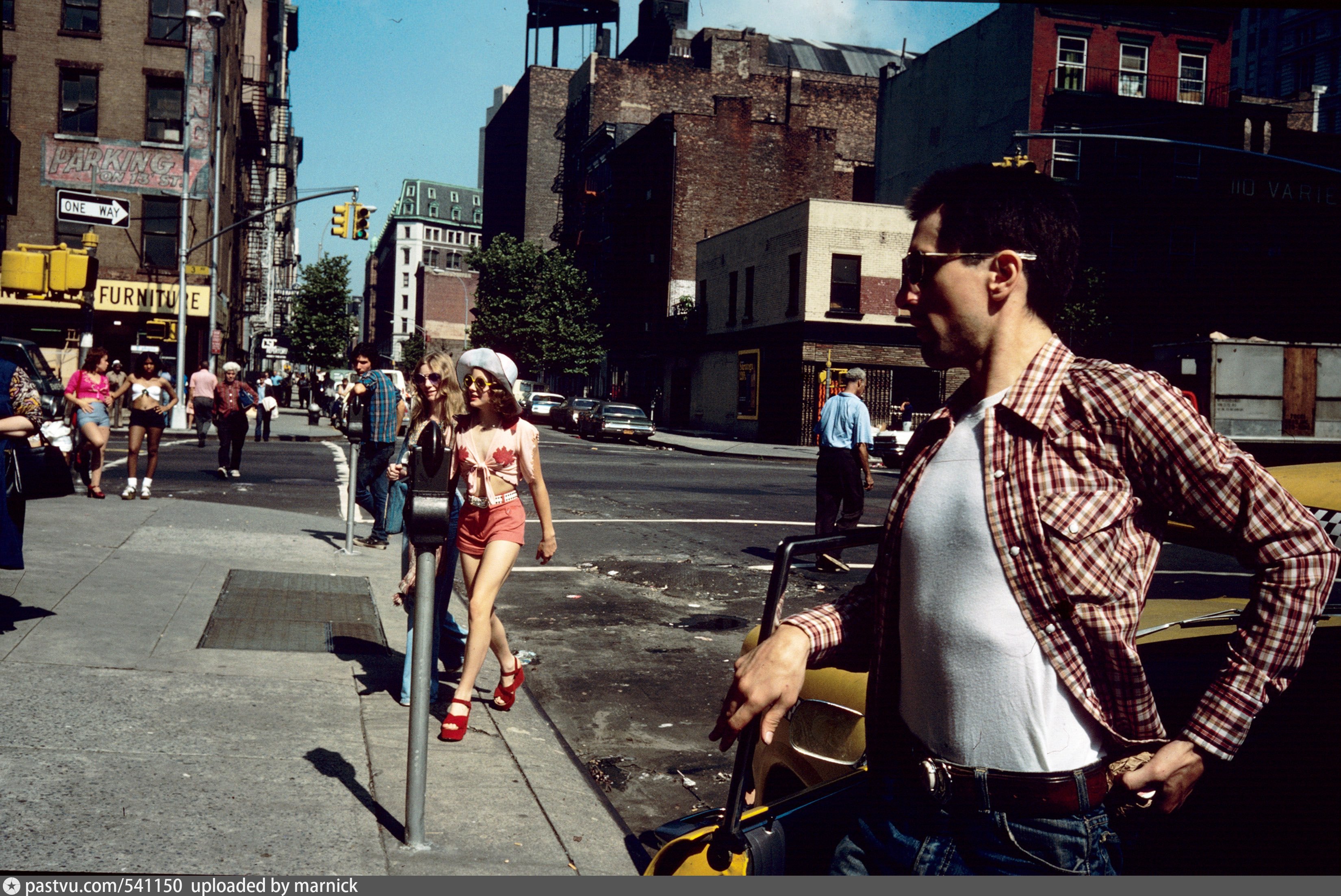 Taxi driver. Таксист фильм 1976. Роберт де Ниро таксист. Таксист 1976 Роберт де Ниро. Таксист фильм 1976 Роберт де Ниро.