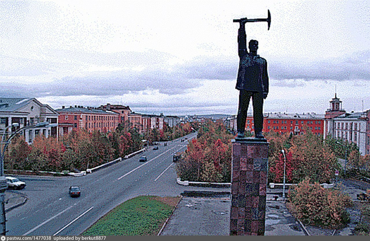 Памятники мончегорска. Мончегорск памятник покорителям Мончетундры. Мончегорск памятник металлургам. Мончегорск площадь. Памятник Ленину Мончегорск.