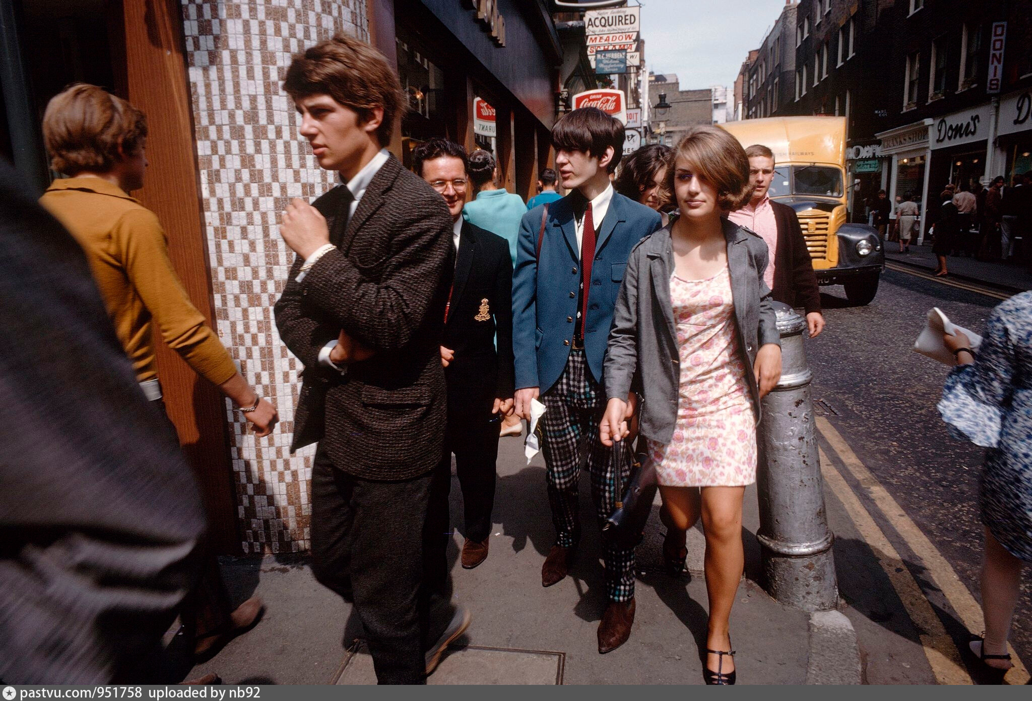 Лондон 80. Carnaby Street 1966. Мода Лондон 60-е. Свингующий Лондон мода 60х. Carnaby Street 1960.