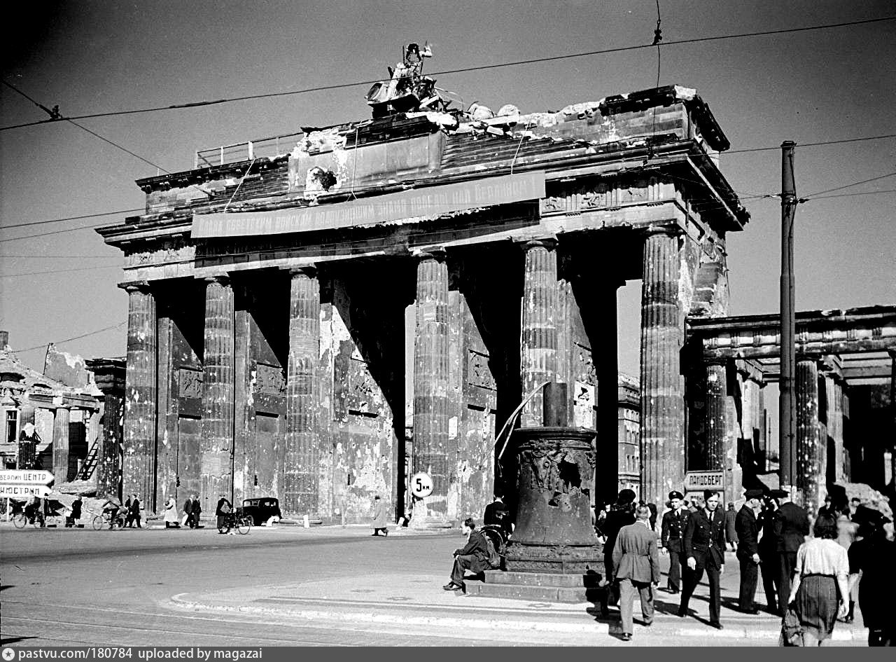 История создания песни берлин берлин. Бранденбургские ворота 1945. Триумфальная арка Берлин 1945. Бранденбургские ворота 1989.