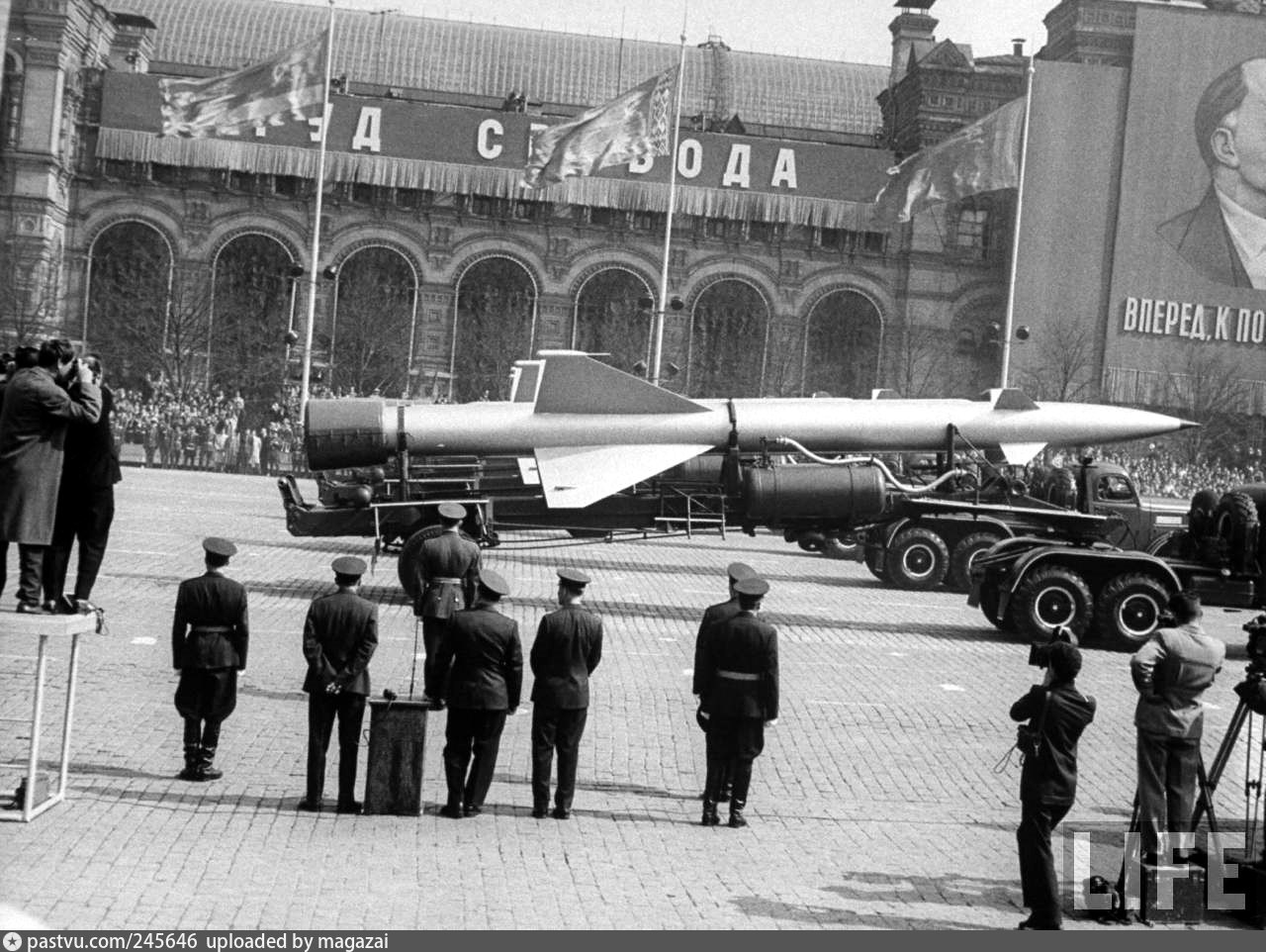Ракеты советского союза. ЗРК круг на параде в Москве в 1965 г.. Ракеты на парадах СССР. Советский парад ядерных ракет.