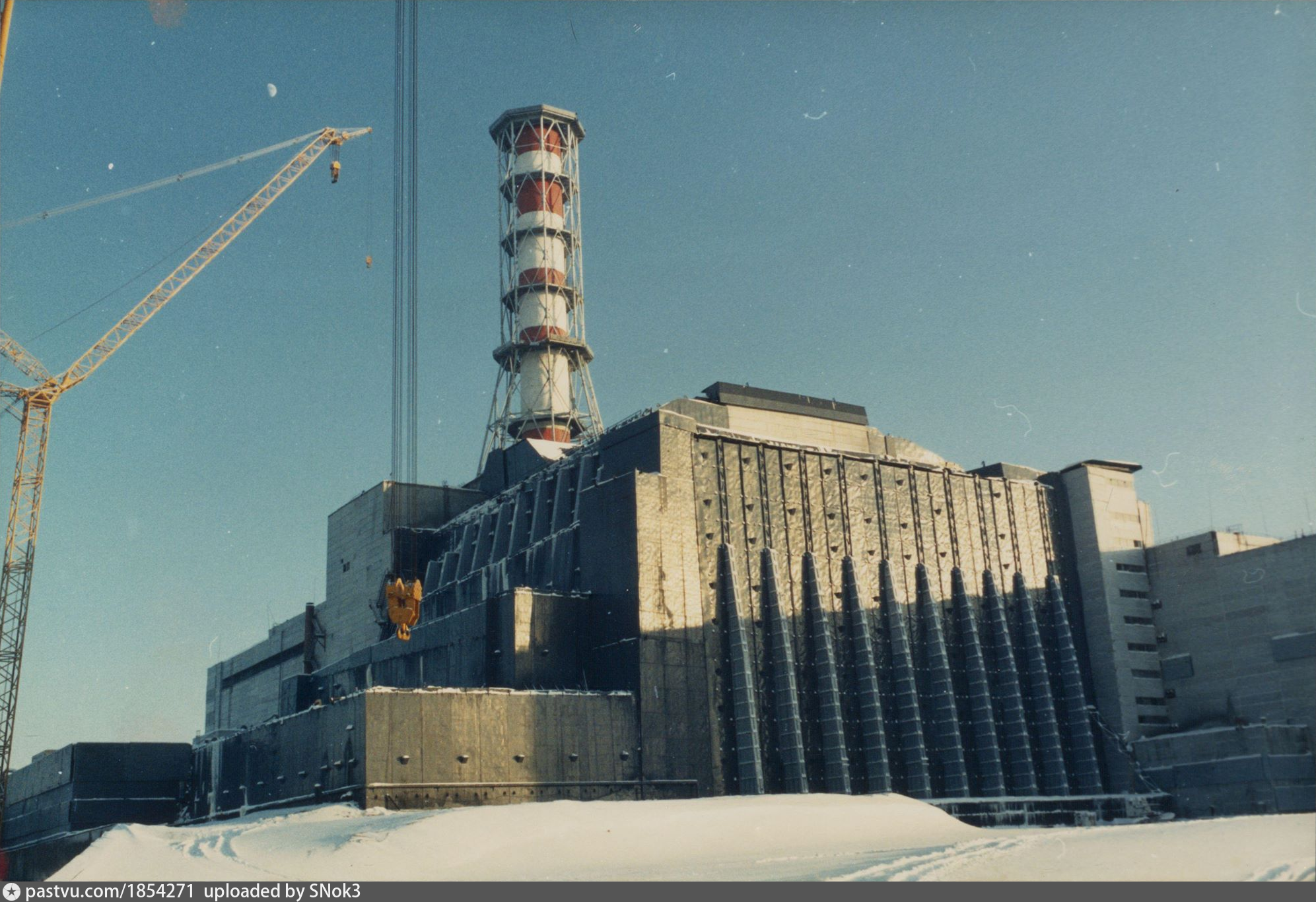 Припять саркофаг. Чернобыль АЭС саркофаг 1987. Саркофаг ЧАЭС 1986. Припять 4 энергоблок саркофаг. ЧАЭС 4 энергоблок в 1987.