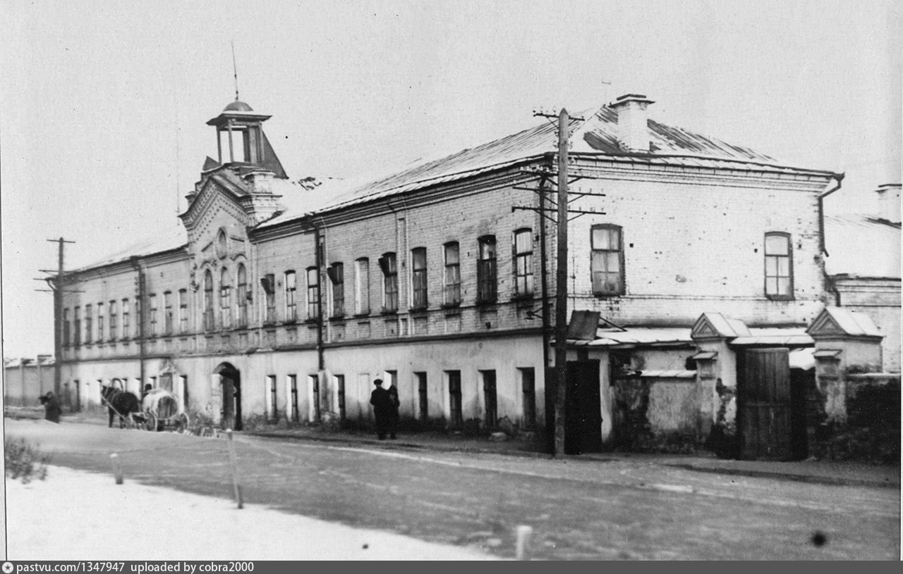 Где был первый. Екатеринбург, госпиталь екатеринбургского завода. Александровская богадельня Екатеринбург. Госпиталь екатеринбургского завода Воеводина 5. Екатеринбург 19 век зеленый рынок.