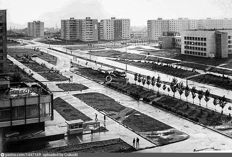 Старый микрорайон. Старый Оскол ретро фото. Остановка Жукова старый Оскол. Фотографии старого Оскола 1990х годов. Фото микрорайона Жукова старый Оскол 1988.