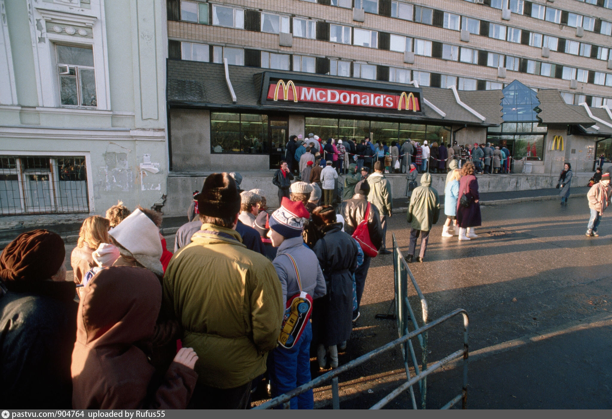 Приходи 1990. Очередь в макдональдс 1990 Москва. Очередь в первый макдональдс в Москве 1990. Очередь в макдональдс в 1990 году. Макдональдс в 1990 году в Москве.