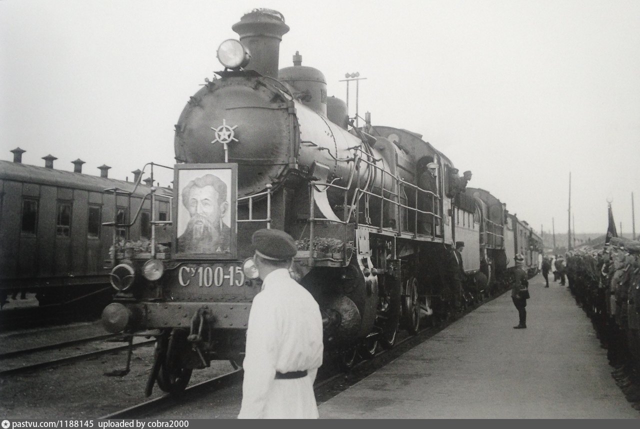 1934 год. Встреча Челюскинцев 1934 год. 1934 Год Екатеринбург железная дорога. Паровоз с портретом Сталина. Прибытие паровоза на станцию.