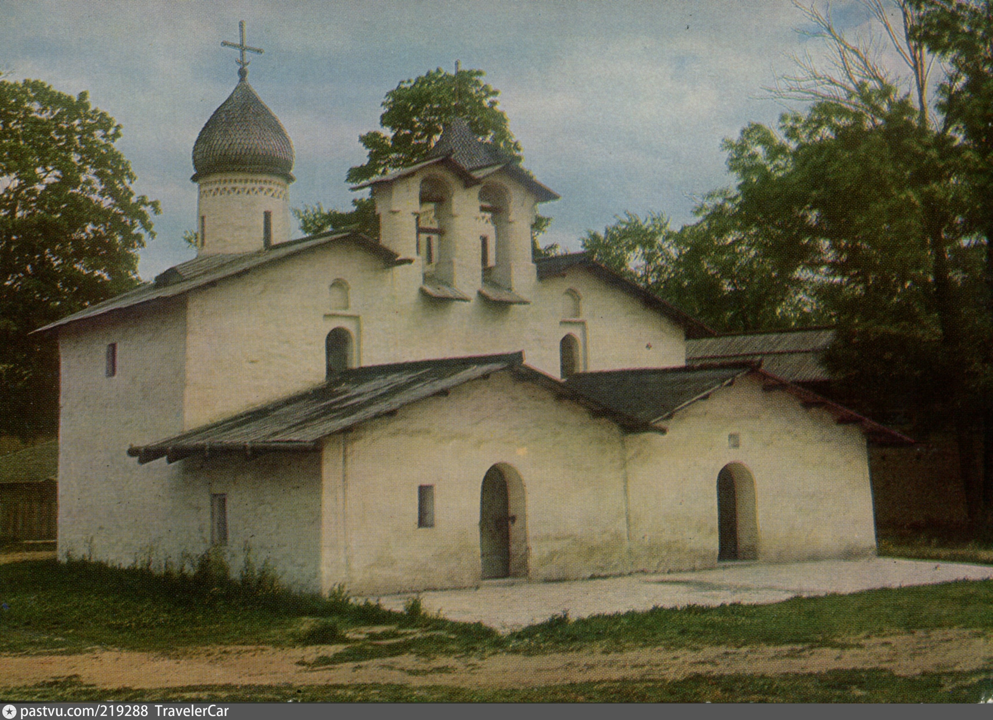 Храм на проломе Покрова в Пскове