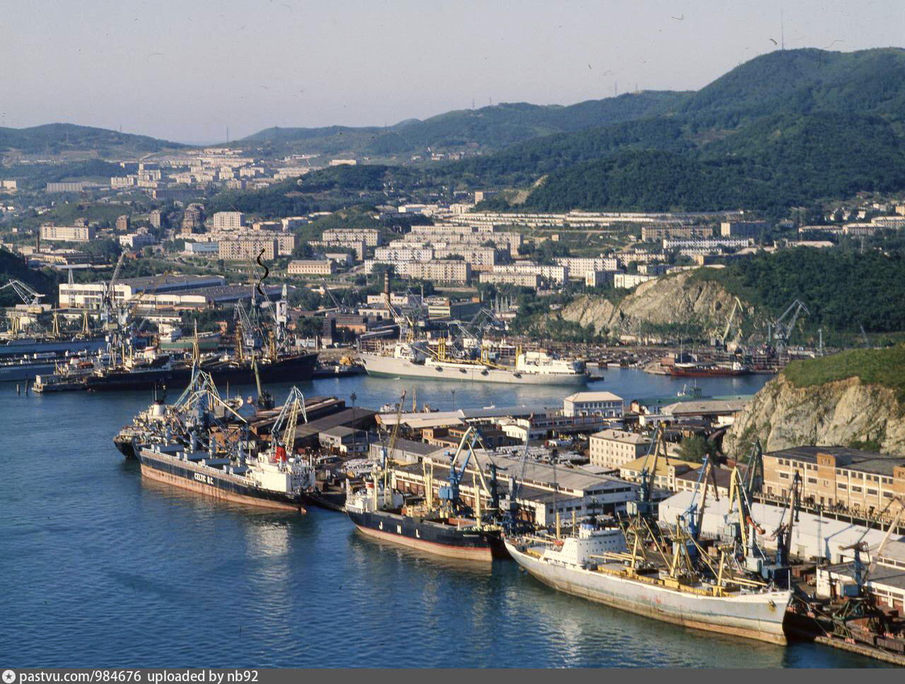 Владивостокская находка. Порт Владивосток. Морской порт 90-х Владивосток. Город находка порт. Владивосток порт 1985.