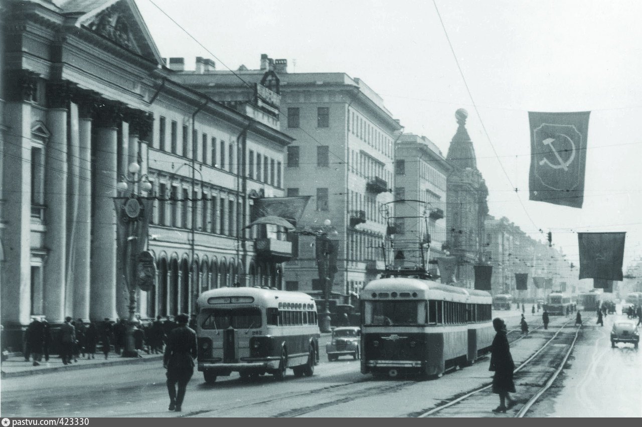 Ленинград сорок. Ленинград 1947 Невский проспект. Невский проспект 1950. Невский проспект 1940 год. Невский проспект в 1950 Ленинград.