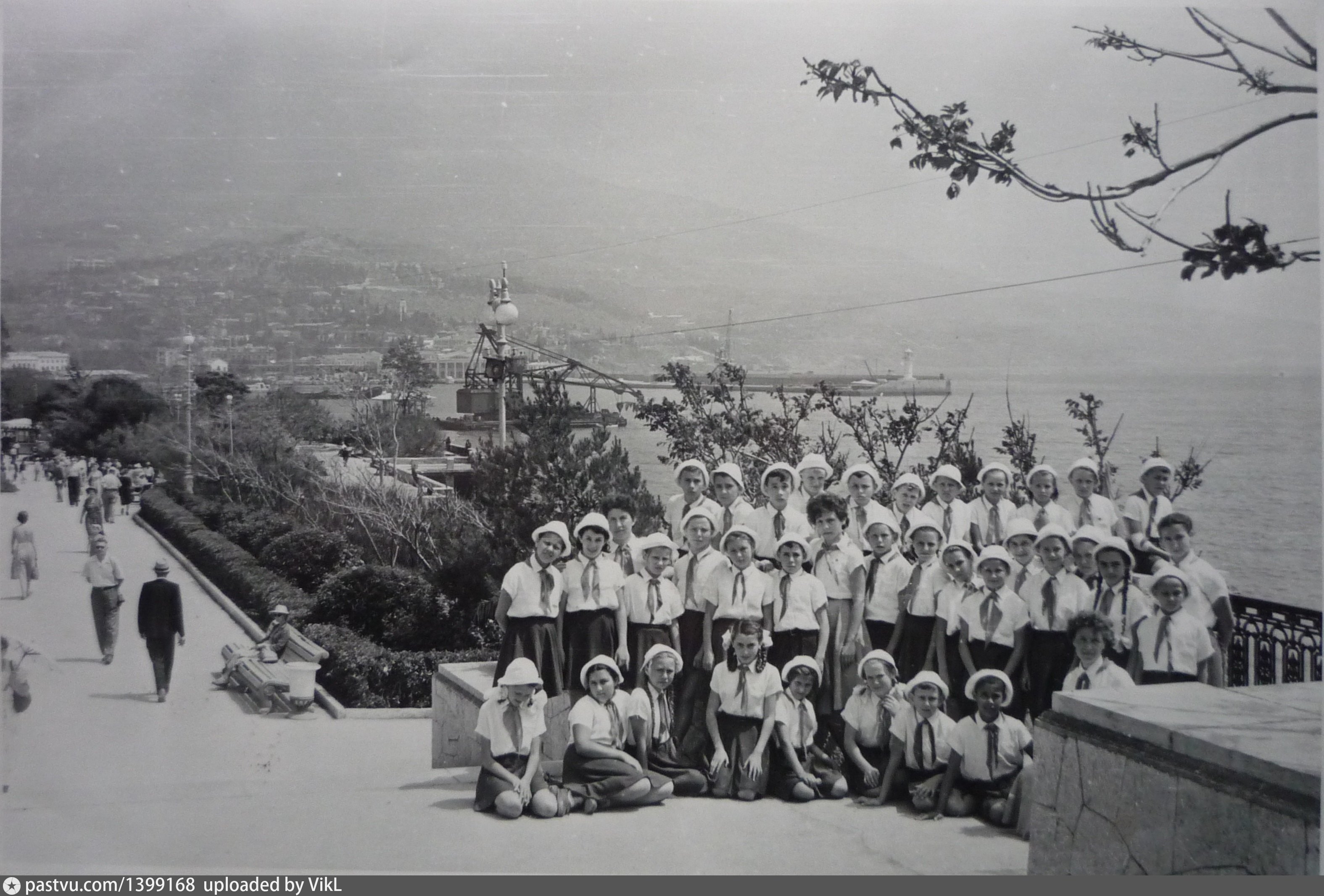Пионеры на фоне Крыма фото