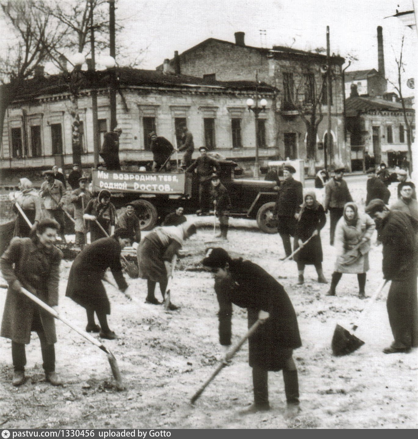 Советская й. Большая Кожевенная улица в 1941. Рабочие кожзавода Ростова на Дону 1930 годов. Угол 13 линии и большого проспекта фото 1949 года. Летние киноплощадки в Элисте в семидесятые годы.