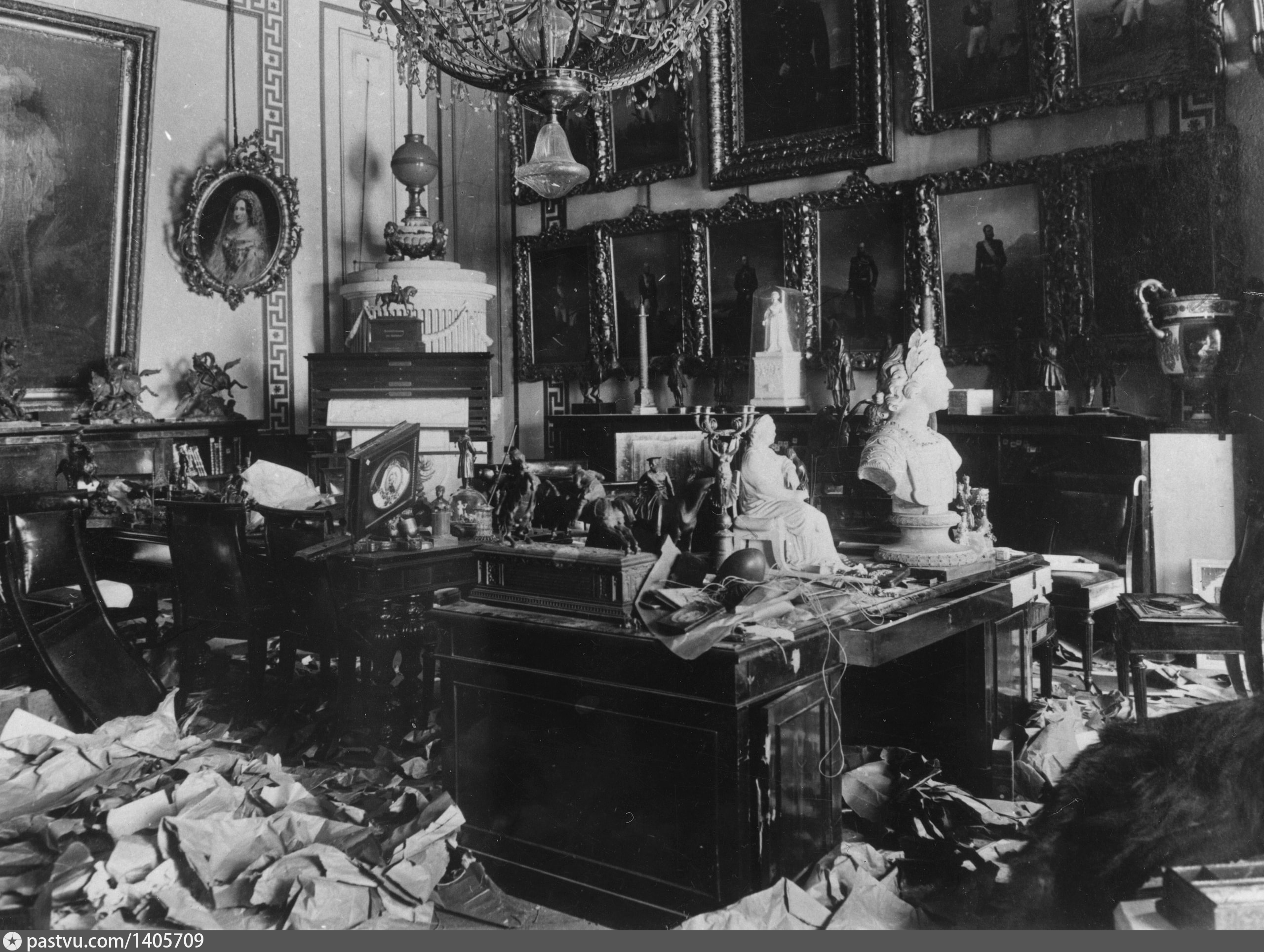 защитники зимнего дворца 1917. ворота зимнего дворца 1917. зимний дворец во времена николая 2. охрана зимнего дворца. зимний дворец 1917.