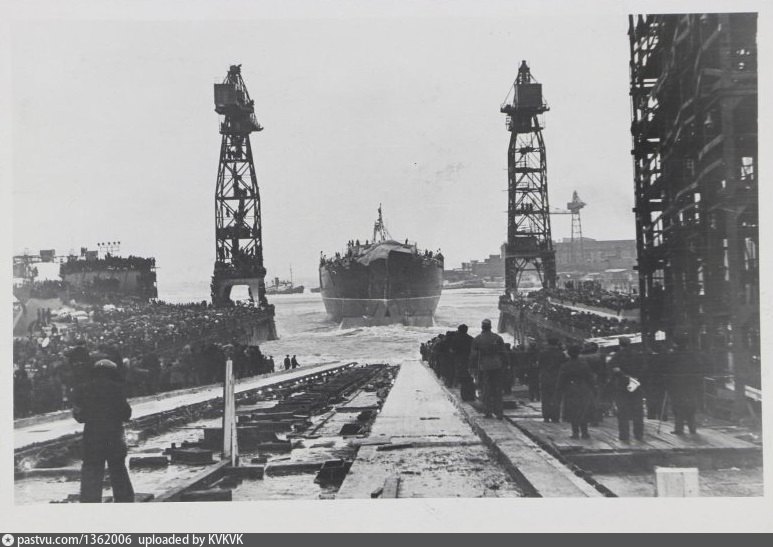 1957 год спущен на воду северного морского. Ледокол Санкт-Петербург. Ледокол военный. Значок спуск атомного ледокола Ленин 1957. История ледоколов.