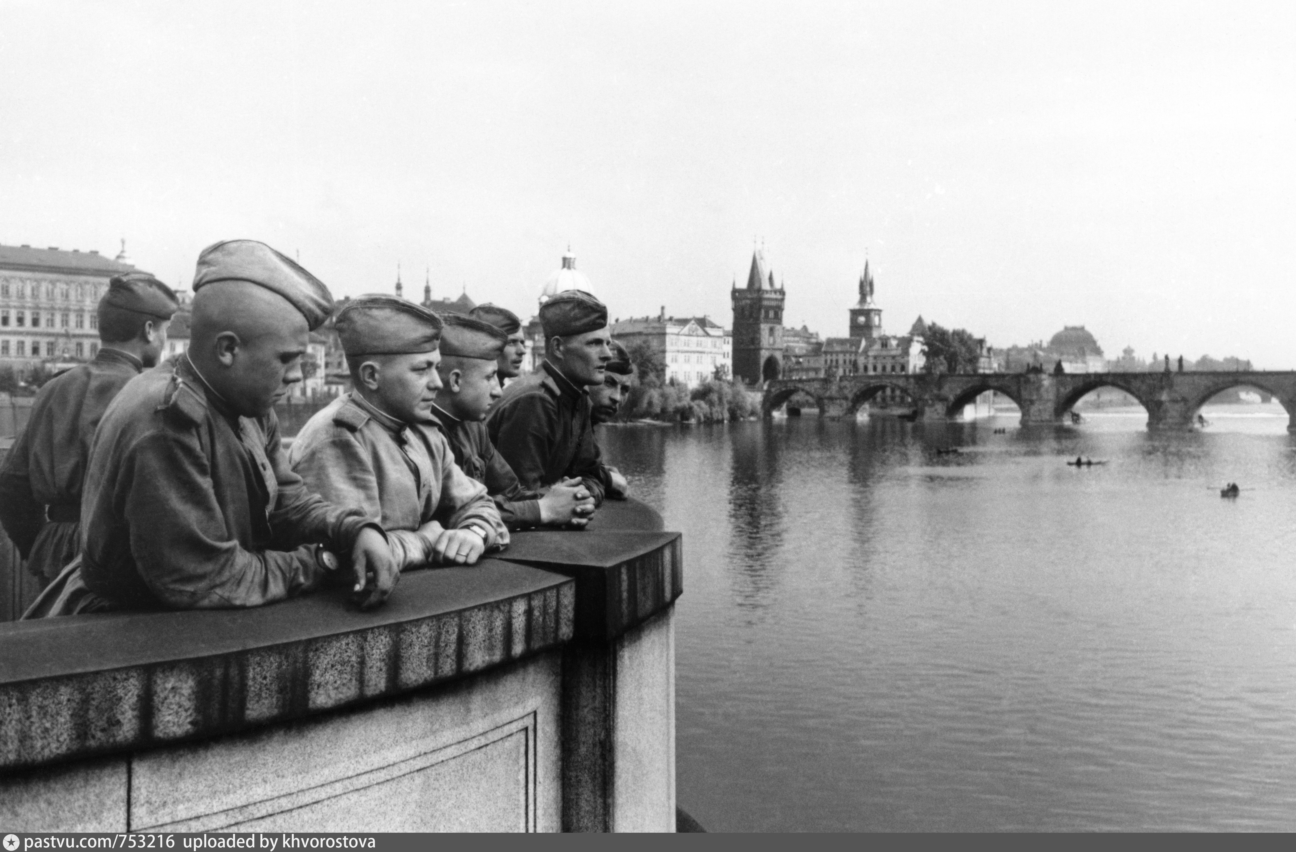 Красная армия в чехословакии. Штурм Праги 1945. Советские войска в Праге 1945. Советские солдаты в Праге 1945. Пражская операция май 1945 год освобождение Чехословакии.