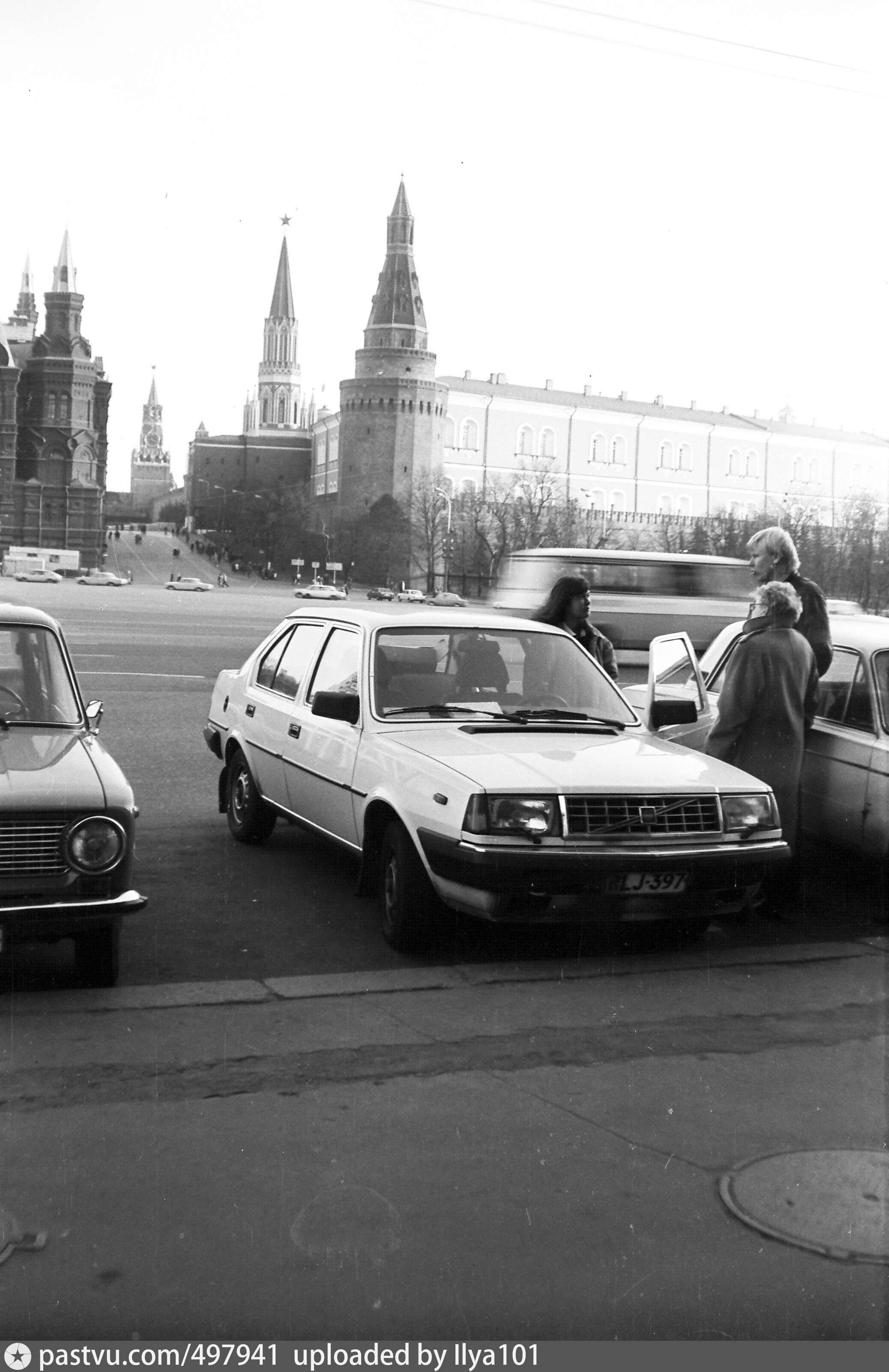 Автомобили автомобили буквально все заполонили. Иномарки в СССР. Иномарка 1980. Иномарки восьмидесятых. Иномарки в Советском Союзе.