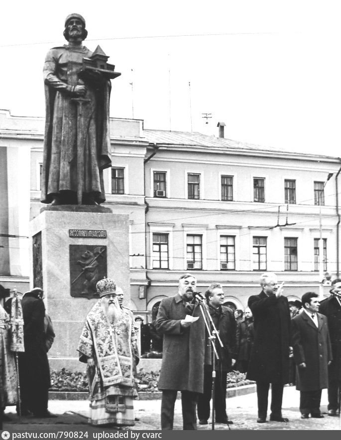 Открытие ярославль. Открытие памятника Ярославу мудрому в Ярославле. Памятник Ярославу мудрому Ярославль. Открытие памятника Ярославу мудрому. Ярославль Ельцин на открытии памятника Ярославу мудрому.