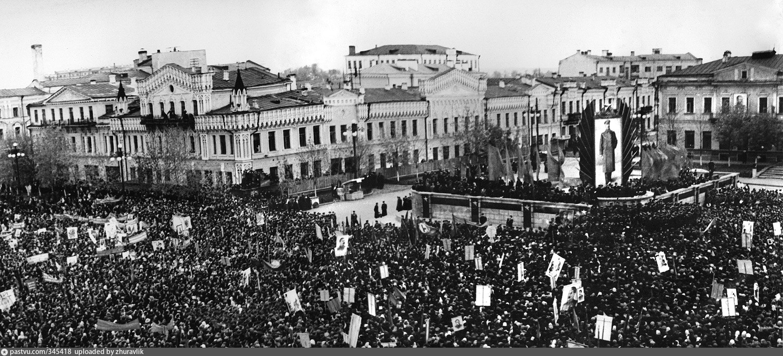 Митинг на площади победы