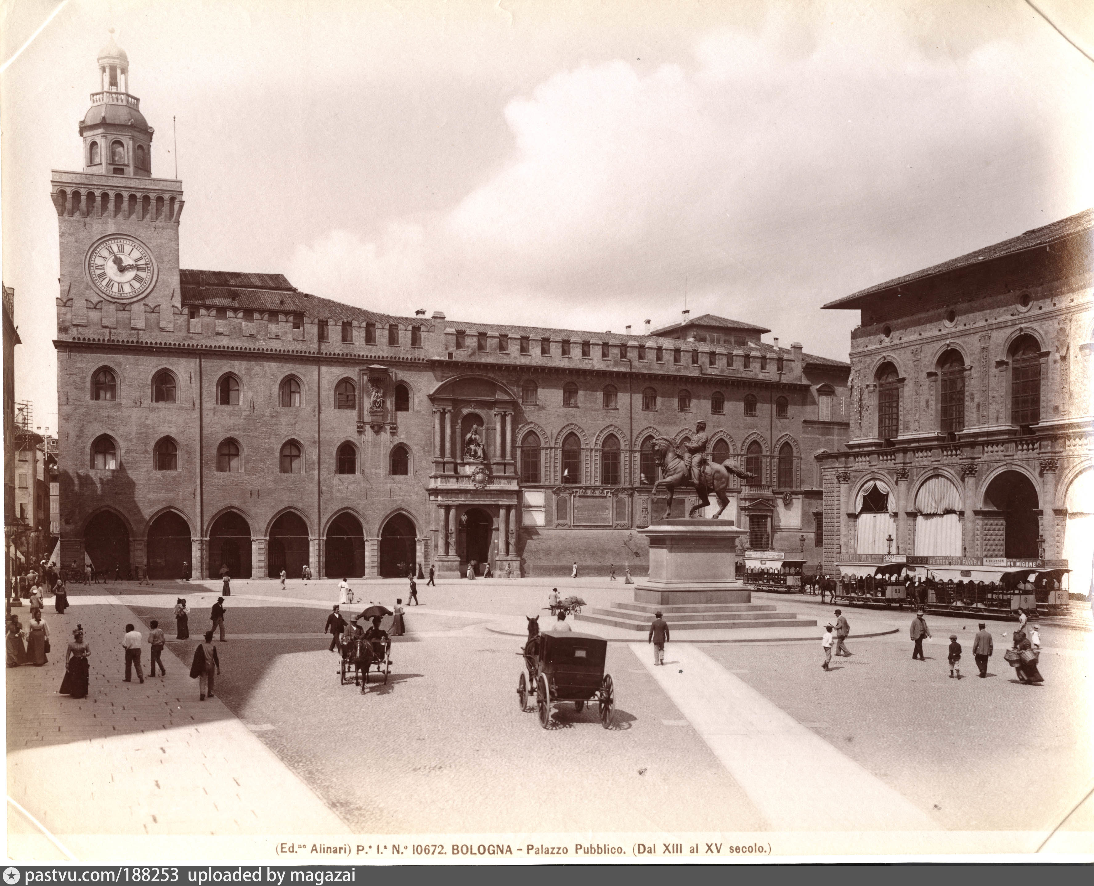 Самые первые университеты появились в. Университет в Болонье в средние века. Болонский университет (Италия, Болонья). Болонский университет 15 век. Первый университет в мире Болонья.