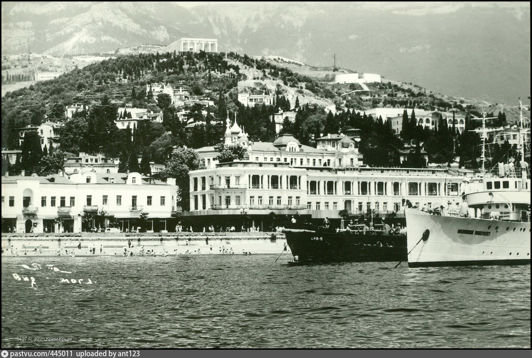 Ялтинский исторический. Ялта 1890. Ялта 1905. Старая Ялта Крым. Ялта театр 1960.