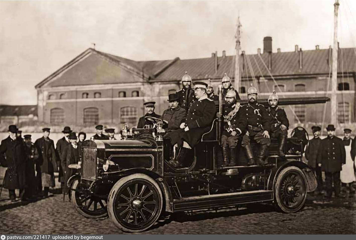 Первый пожарный. Пожарная машина Вандерберг 1901. Пожарная команда Санкт-Петербурга 19 век. Пожарная команда Царская Россия 1907. Первая пожарная машина 1904 год в России.