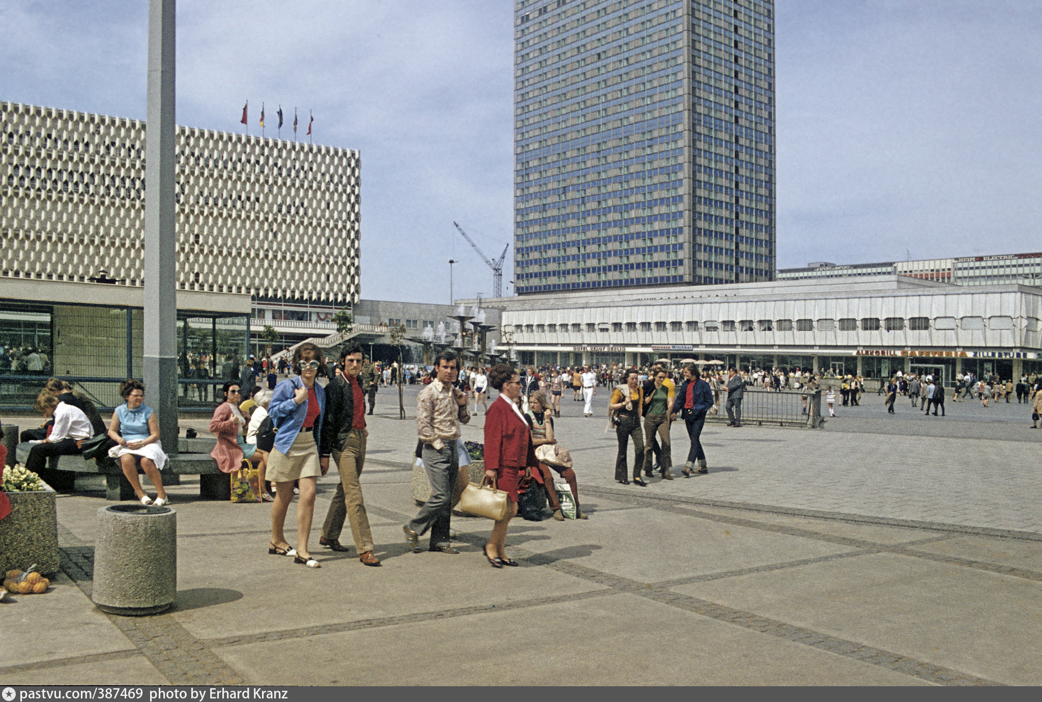 Гдр фотографии. Западный Берлин 1970-е. ГДР Берлин 1970-х. Восточный Берлин ГДР. Восточный Берлин в 1960 годы.