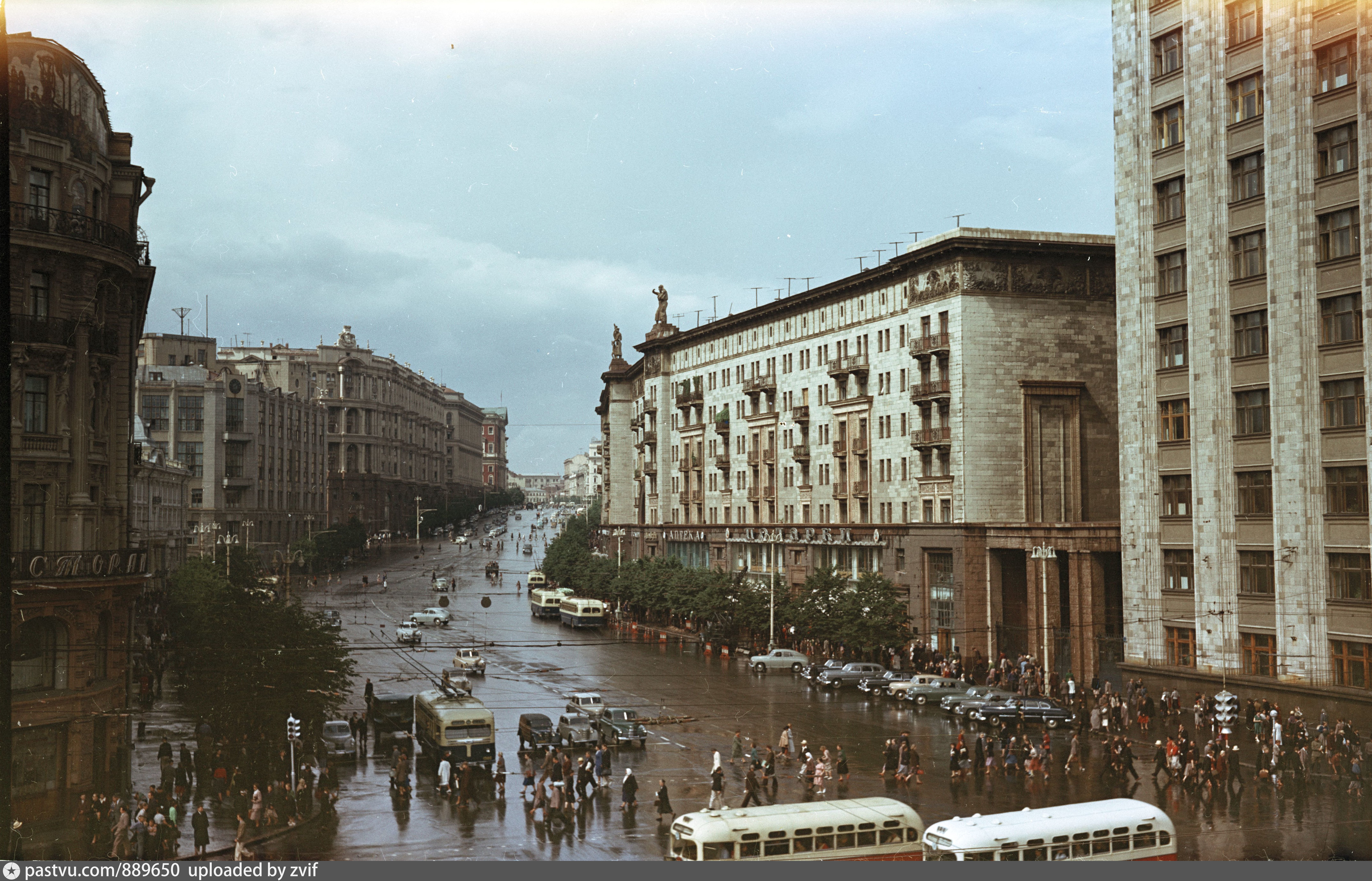 Москва 40 год фото. Семен Фридлянд улица Горького. Тверская улица 1950-е. Москва СССР улица Горького 1950-е. Москва улица Горького в 1950-х.