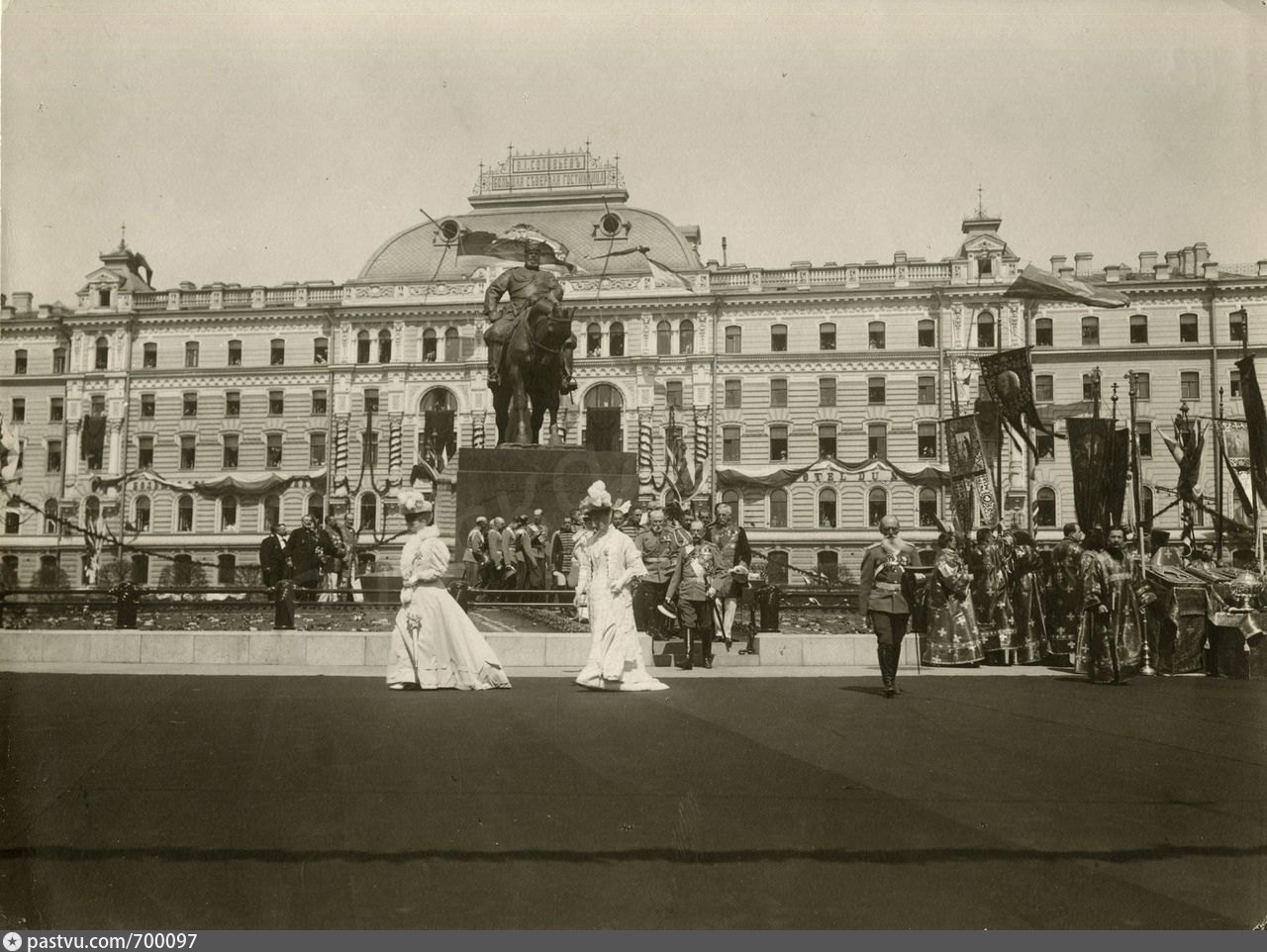 Открытие площади восстания. Памятник Александру 3 в Санкт-Петербурге 1909. Санкт Петербург 1909 год. Памятник Александру III В Петербурге (1909, бронза).. Знаменская площадь в Санкт-Петербурге памятник Александру 3.