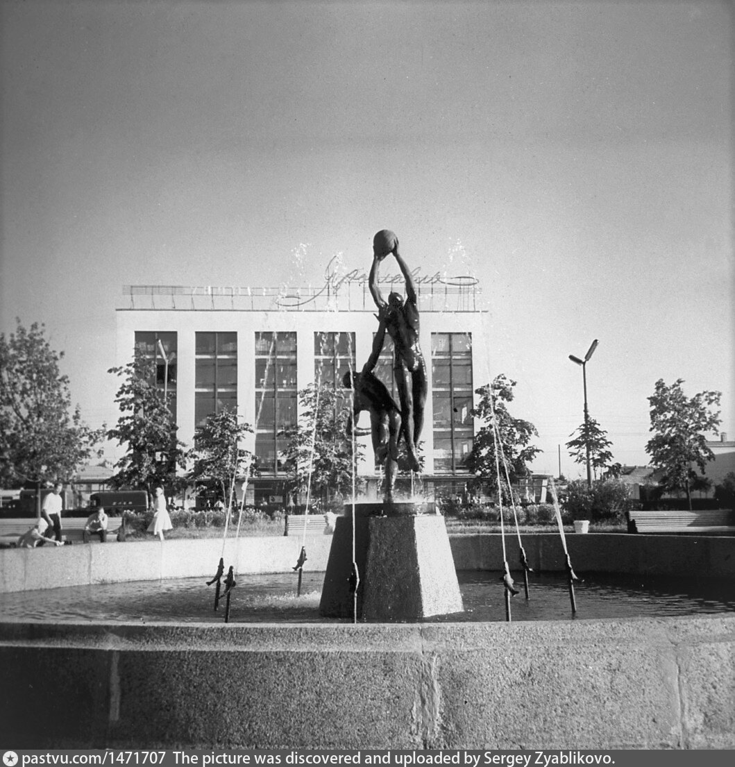 Площадь труда ярославль фото. Сквер на площади труда Ярославль. Площадь труда 1 Ярославль. Фонтаны на площади труда в Ярославле. Фотография площади труда Ярославль.