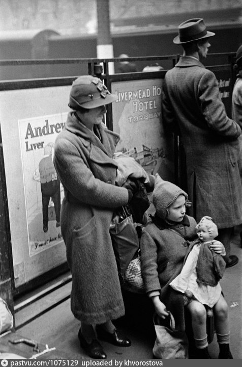 Westminster. Paddington Station. Children evacuated by train