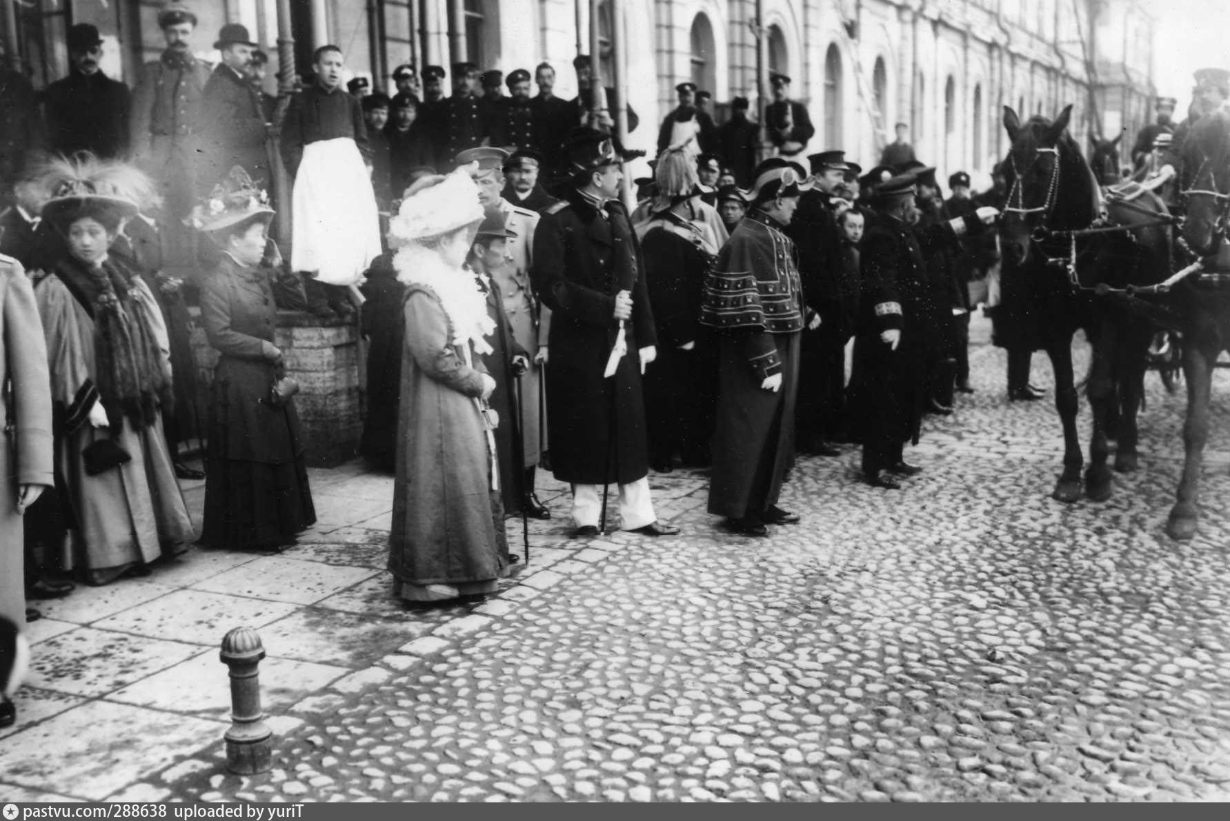 Среди встречающих. Российская Империя 1910. Российская Империя 1910 год. Россия 1910 год Петербург. Китай 1910.