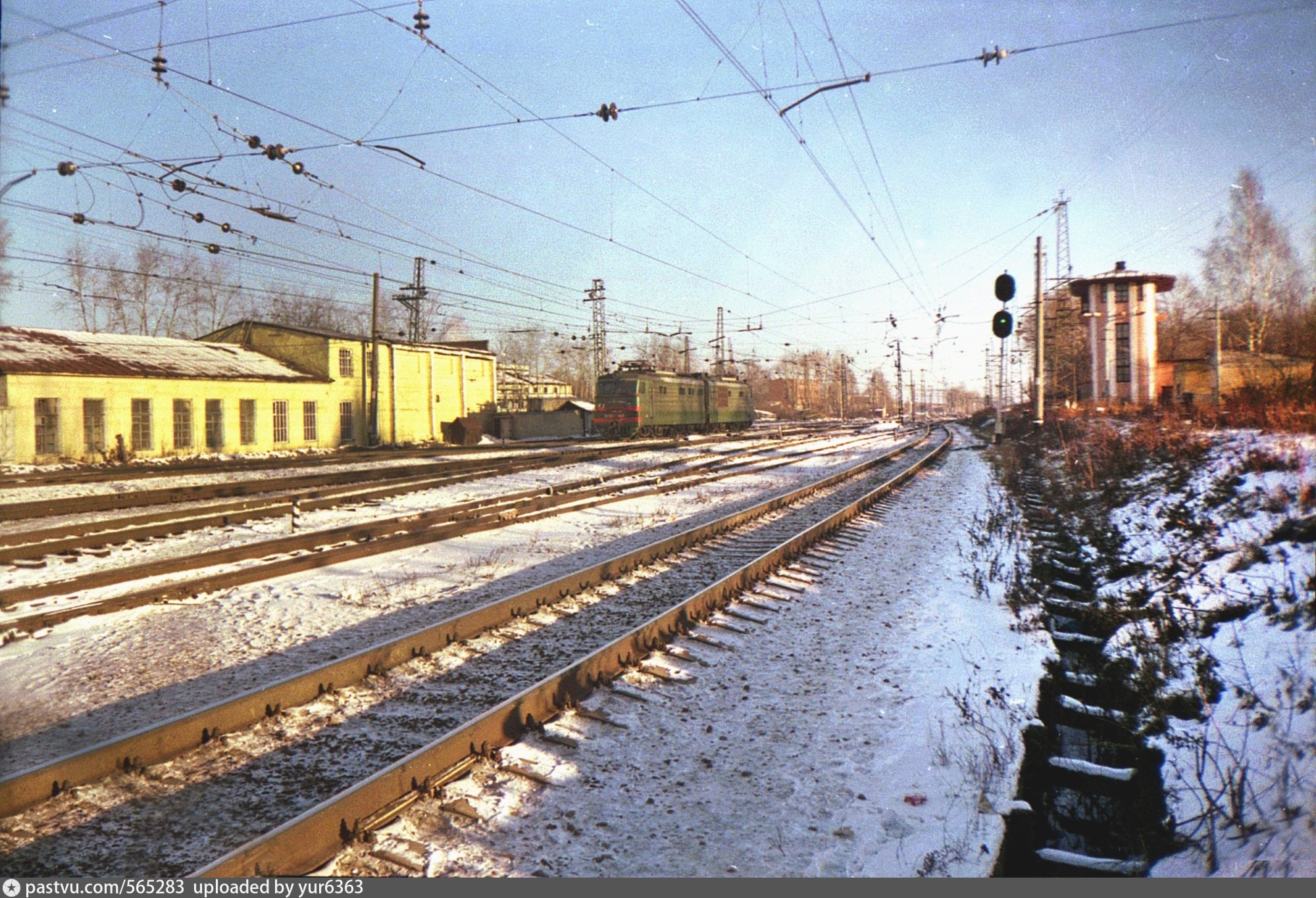 Станция реутов. Реутов станция 1988. ЖД станция Реутов. Станция обираловка Анна Каренина. Станция Реутов в 2005 г.