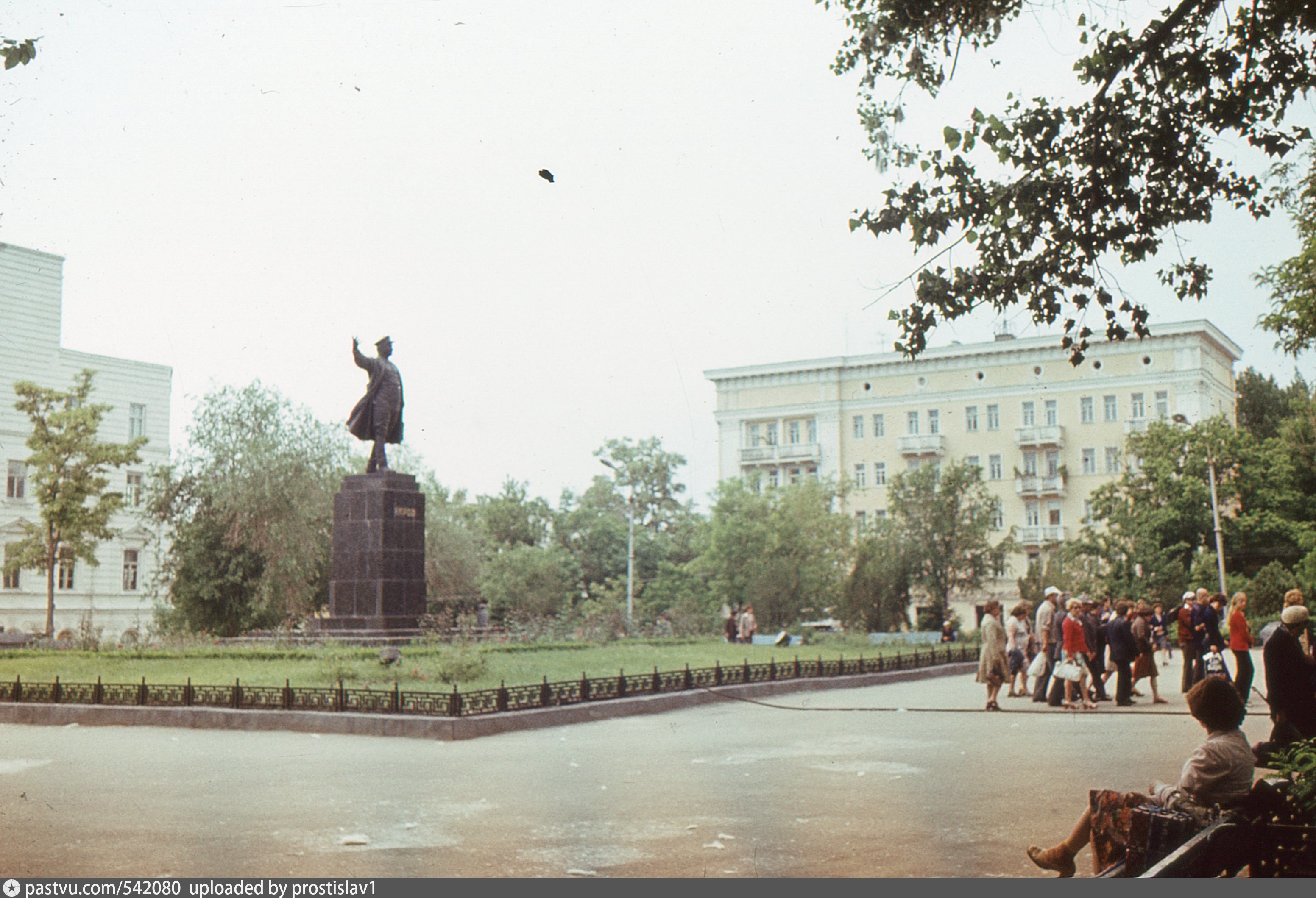 Советская астрахань. Астрахань Советская. Кировакан памятник Кирову. Памятник Кирова 1980 год Махачкала. Первые советские памятники в Кирове.