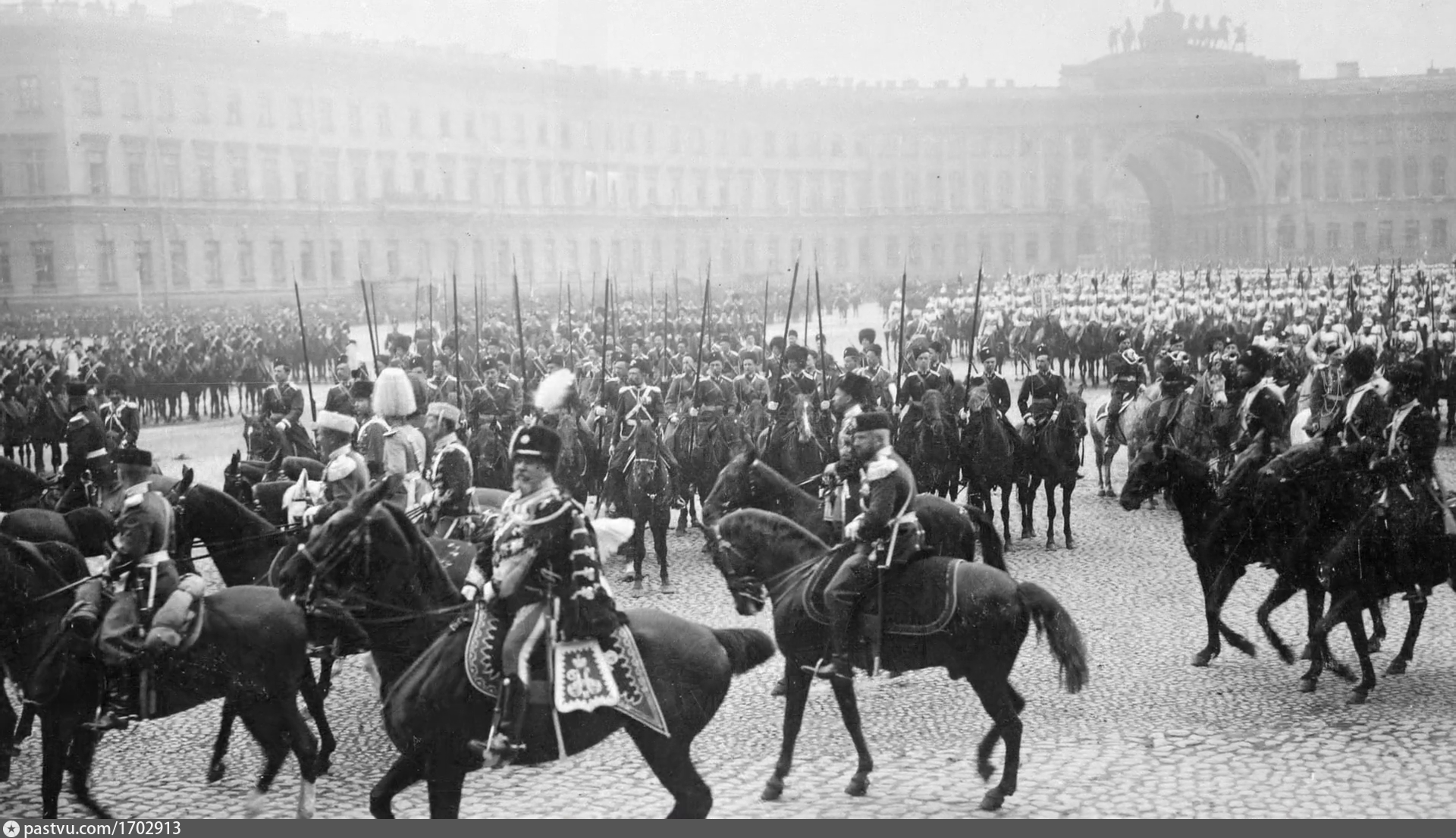 100 летие петербурга. 200-Летие Петербурга. Празднование 200 летия Петербурга. Драгуны на белых лошадях на Дворцовой площади. Извозчики на Дворцовой площади.