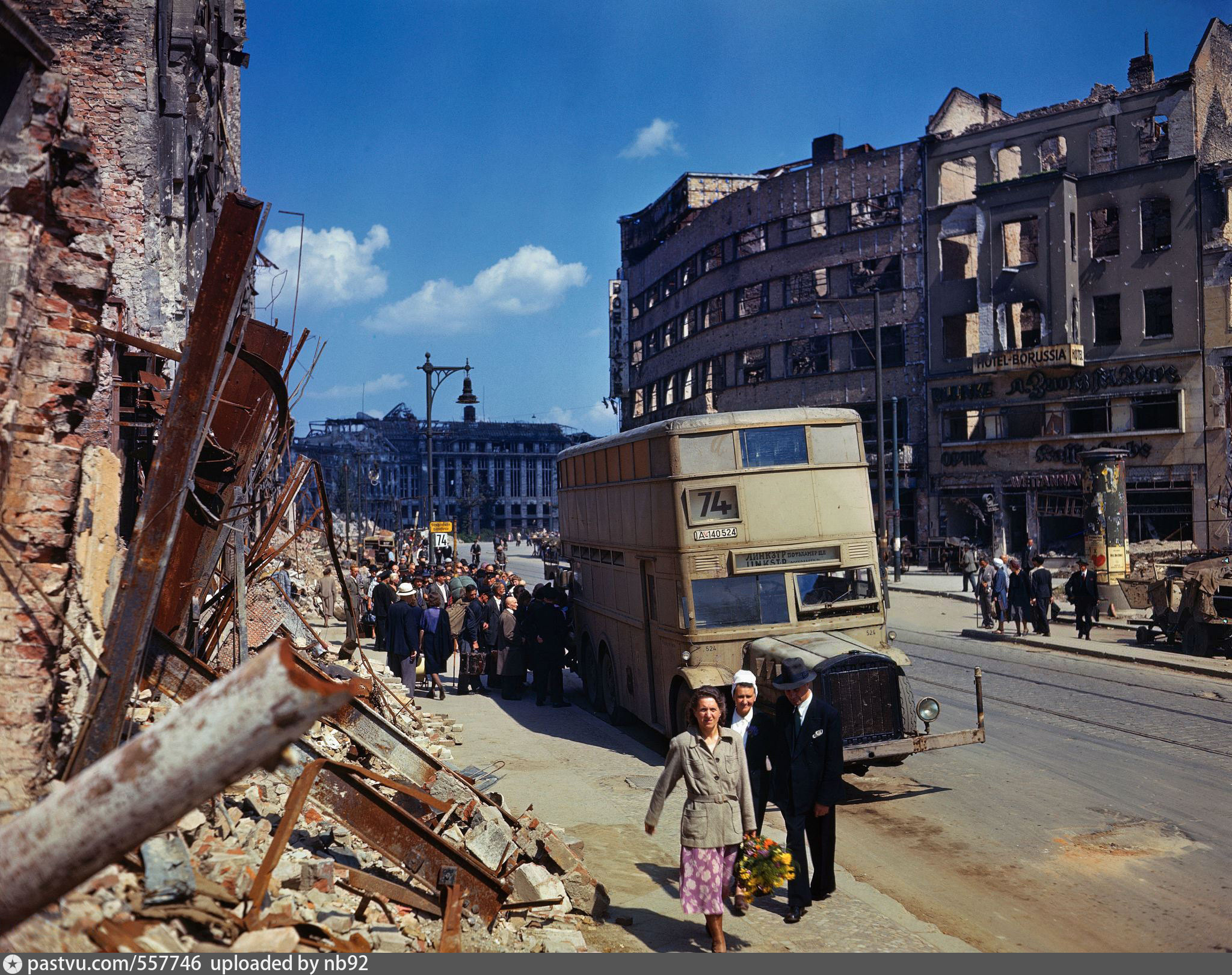 Разрушенный берлин. Белин в 1945 году после войны. Разрушенный Берлин 1945. Разрушенный Берлин 1945 цветное. Руины Берлина 1945.